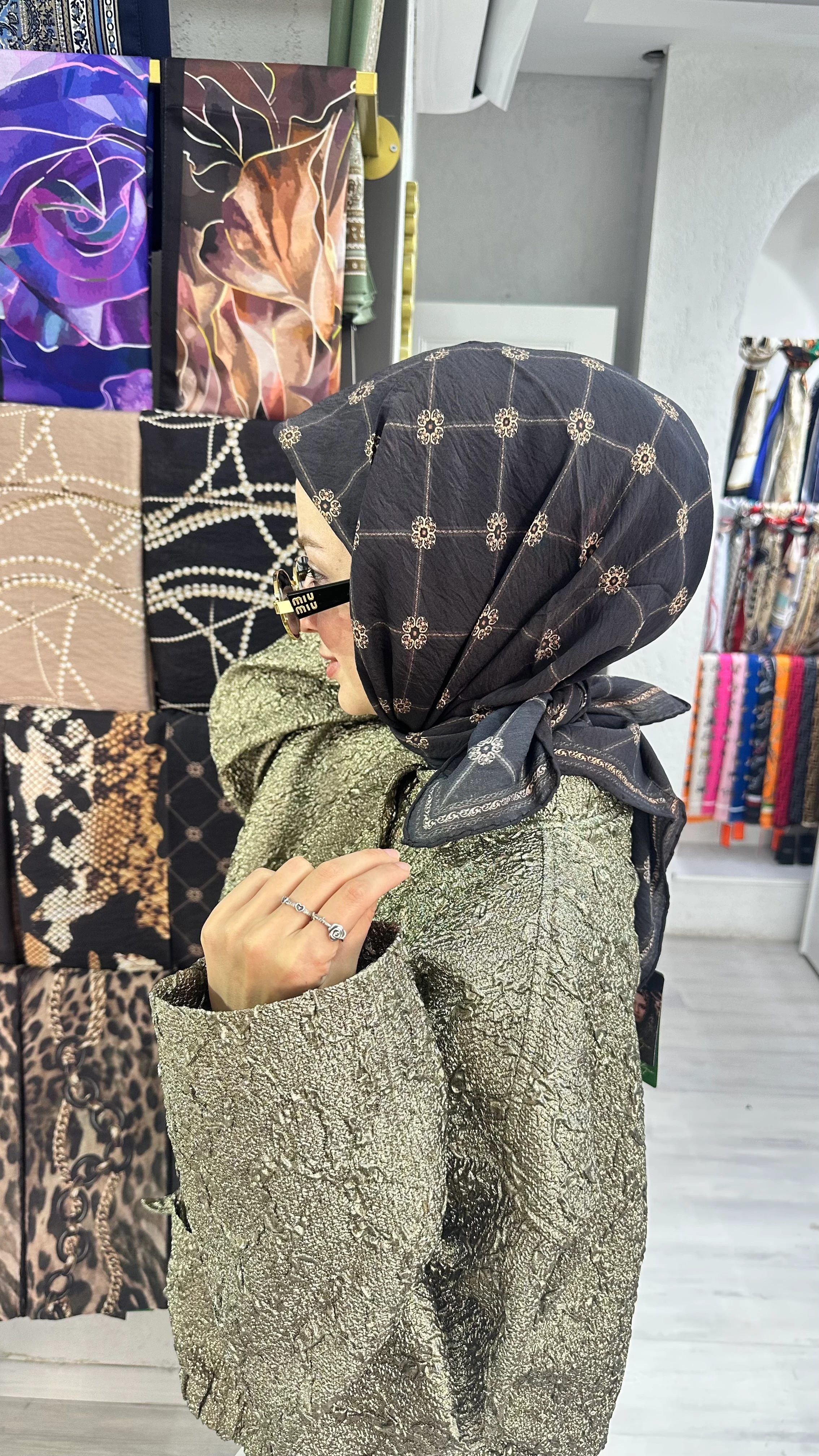 Çiçekli Monogram Güz Eşarp