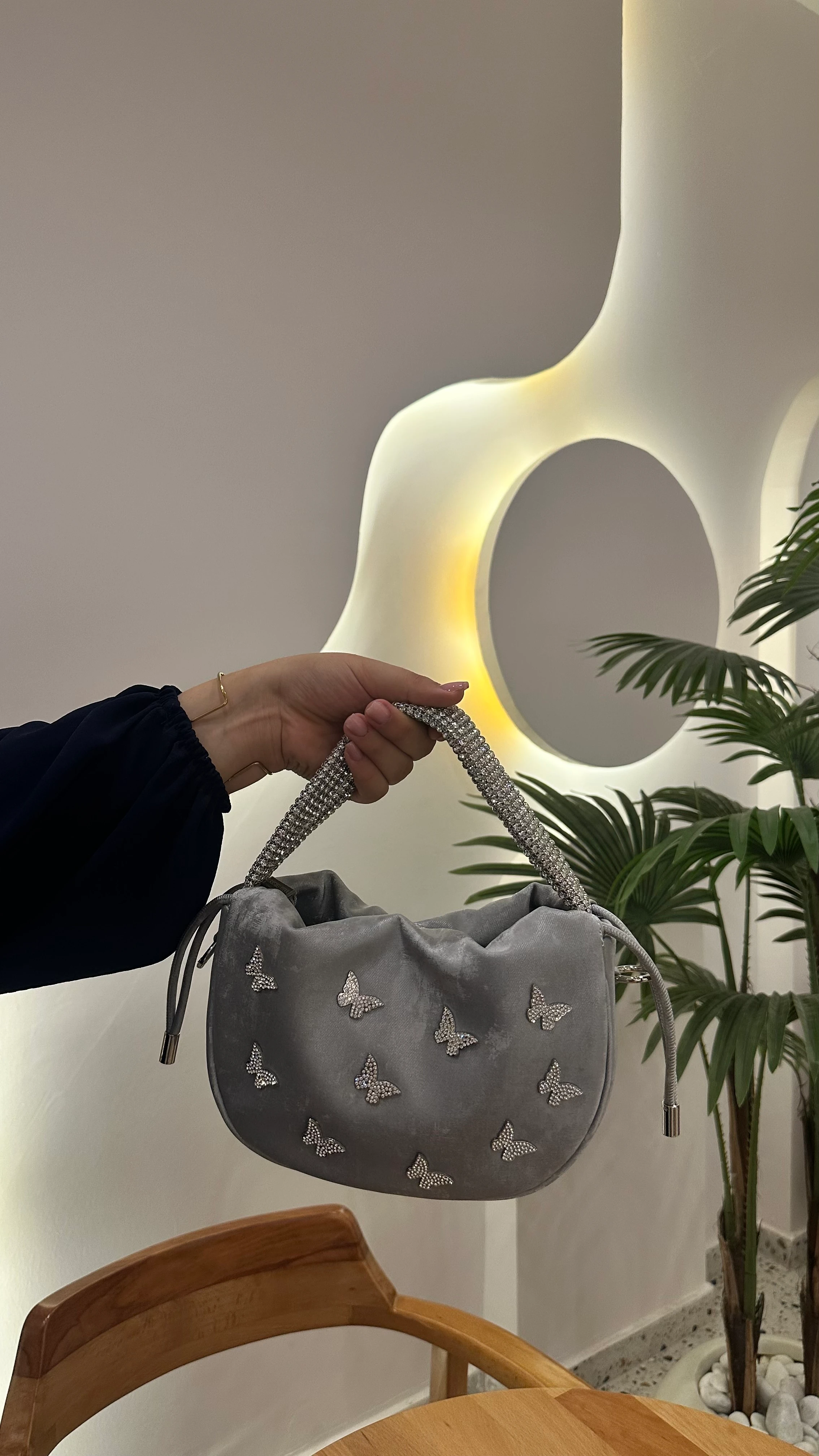 Kelebek Detaylı Taşlı Süet Çanta Gümüş 