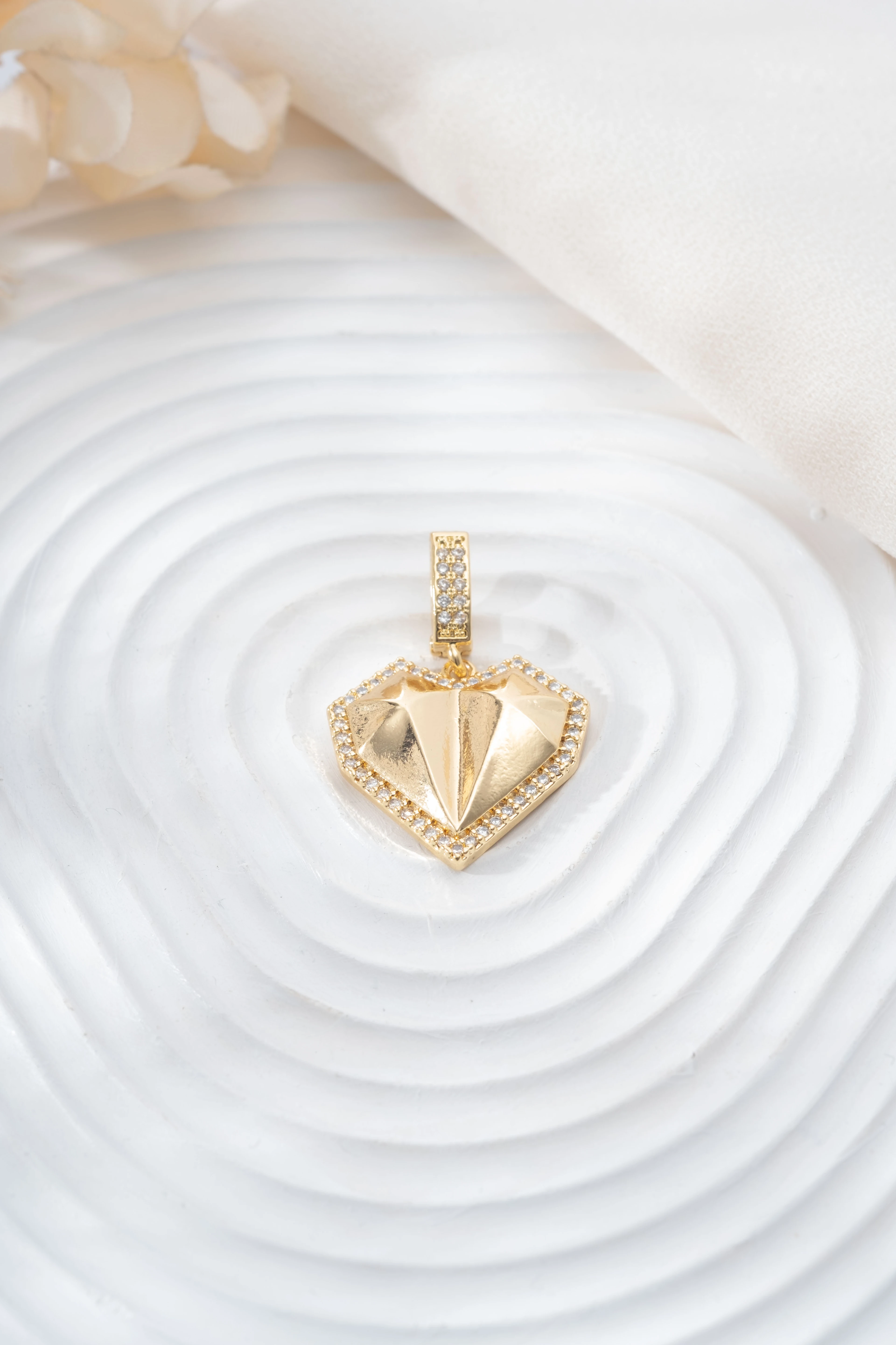 Ajda Charm Kalp Kenarları Taşlı