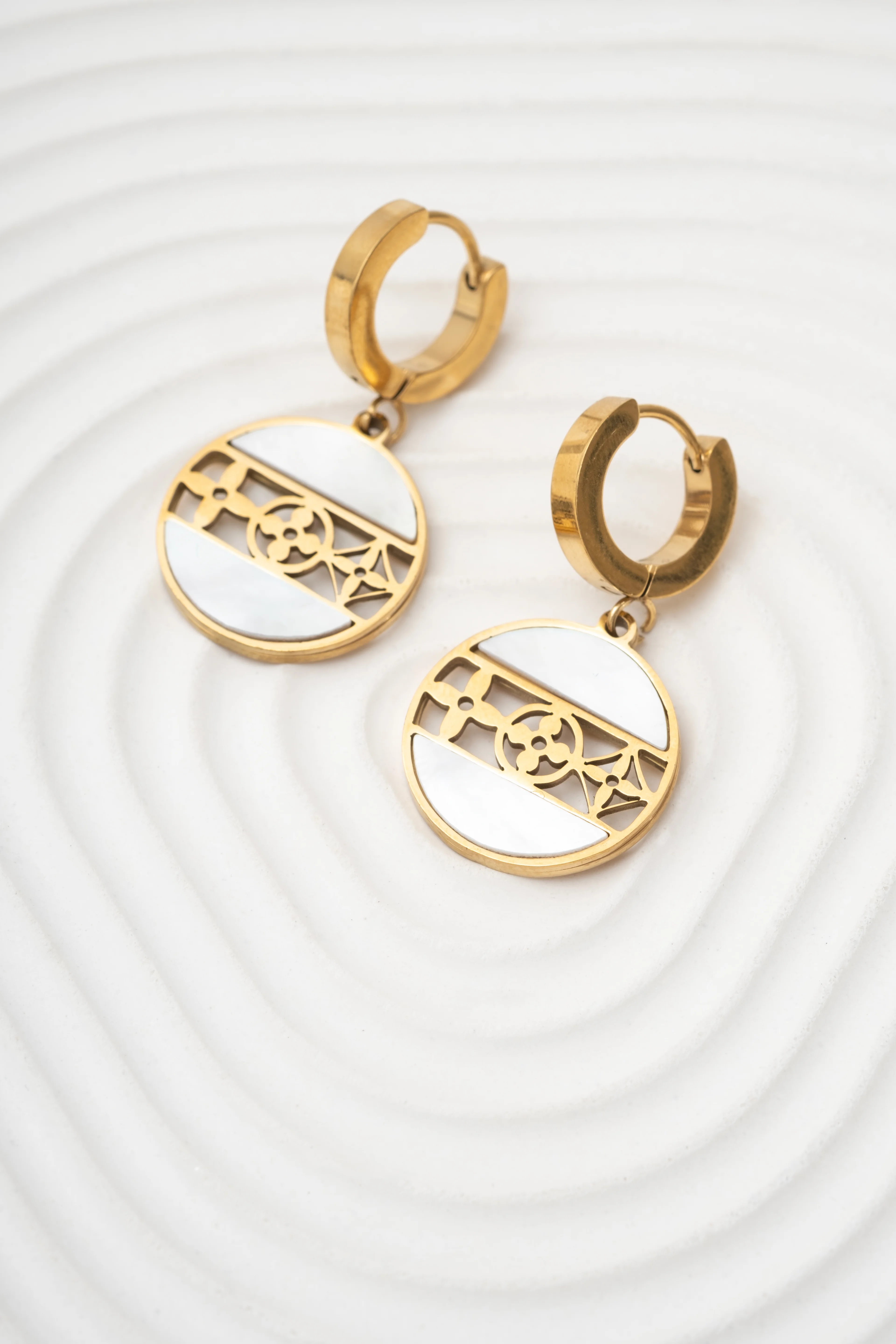 Altın Kaplama Yuvarlak Desenli Küpe