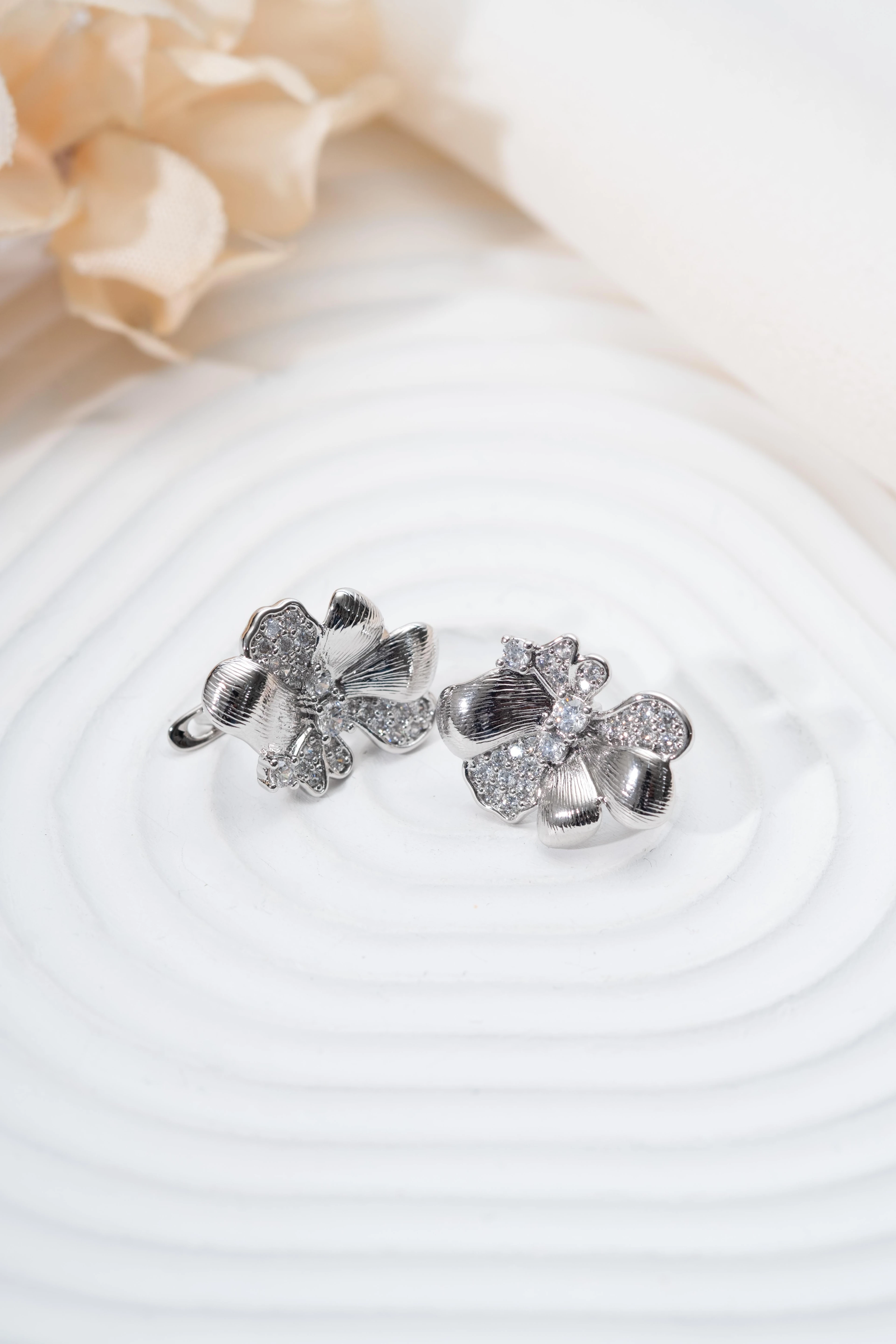 Xuping Silver Yarım Çiçek Küpe