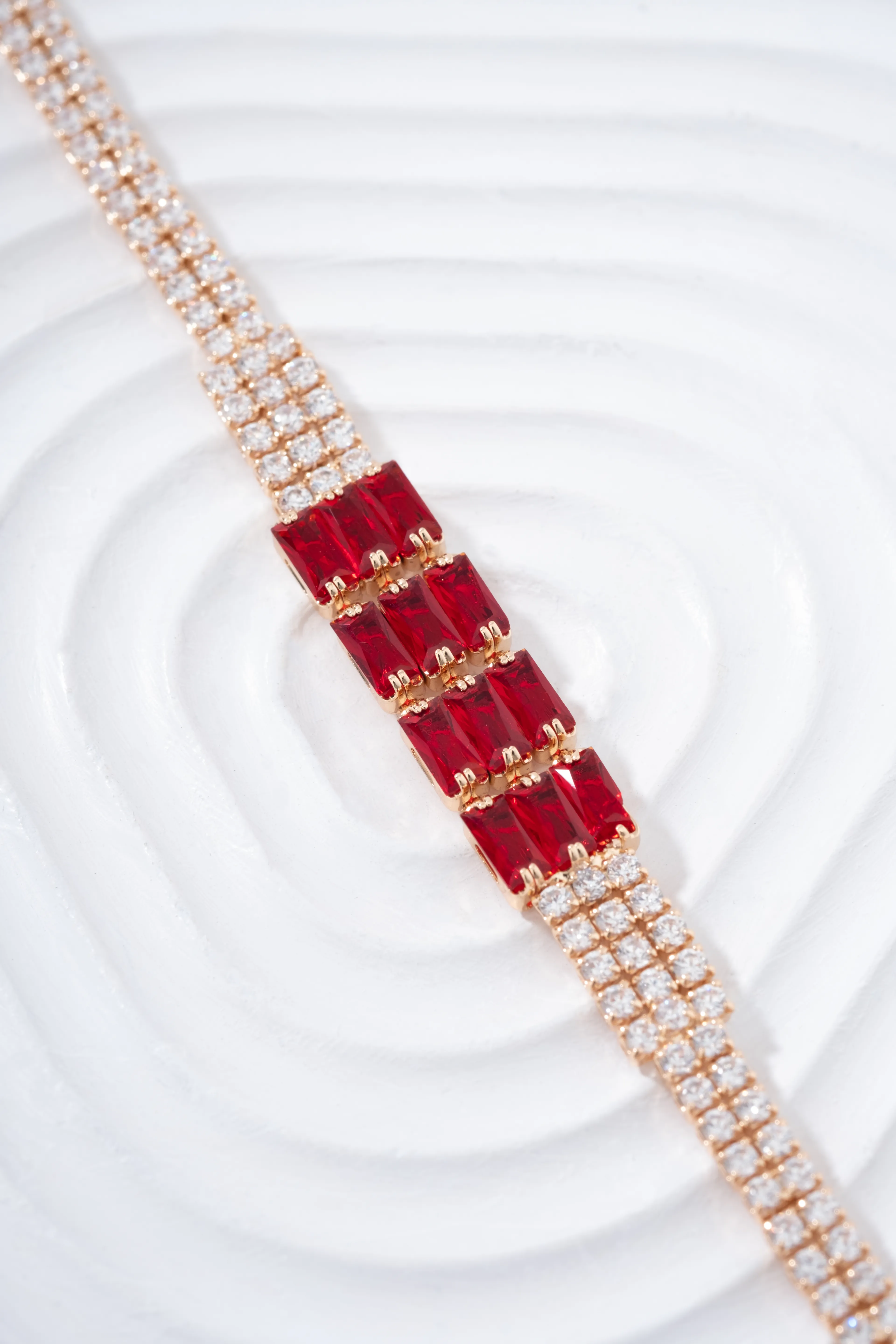 Gold Kırmızı Taşlı Pırlanta Gör .Bileklik