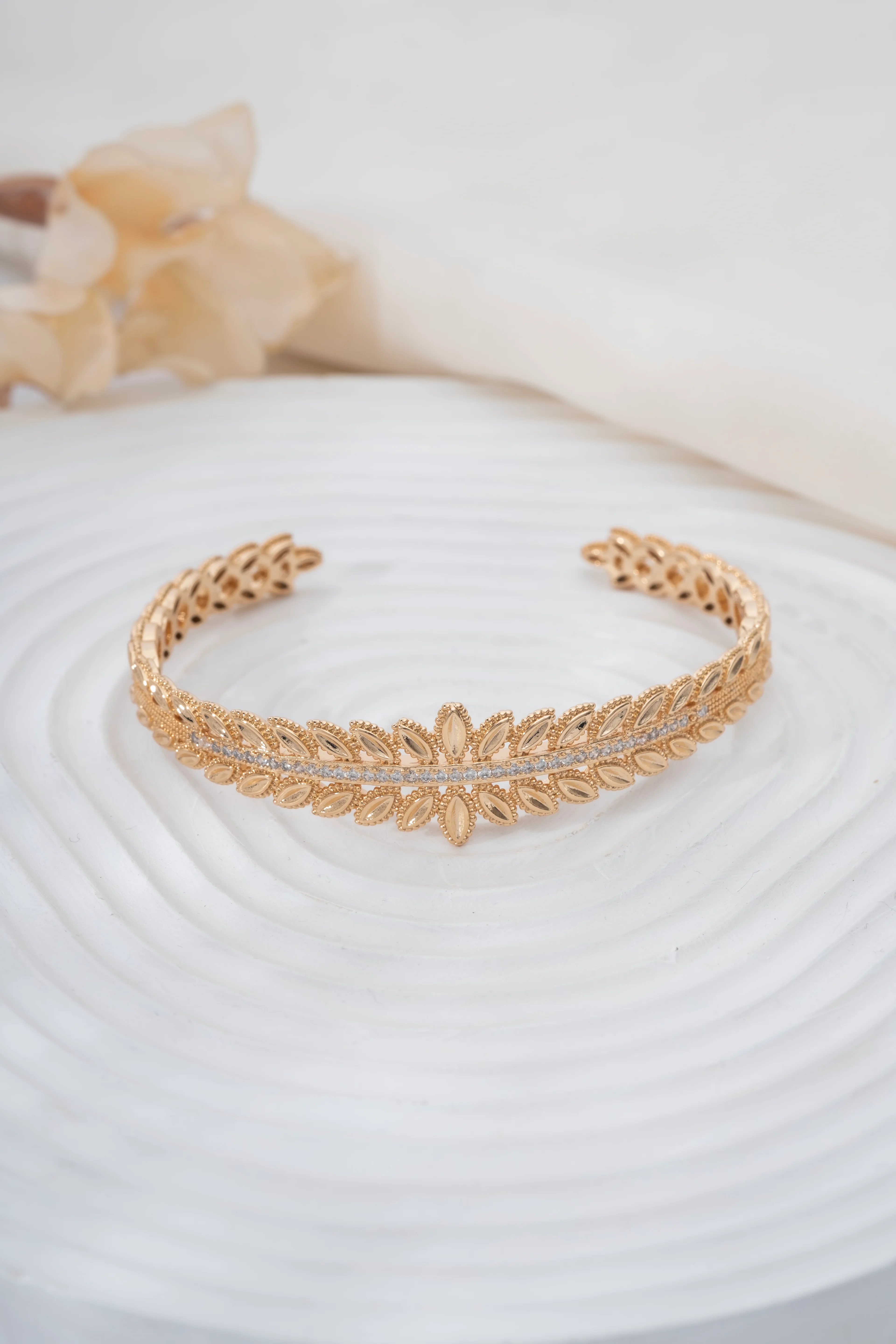 Gold Taş Detaylı Yaprak Motifli Kelepçe