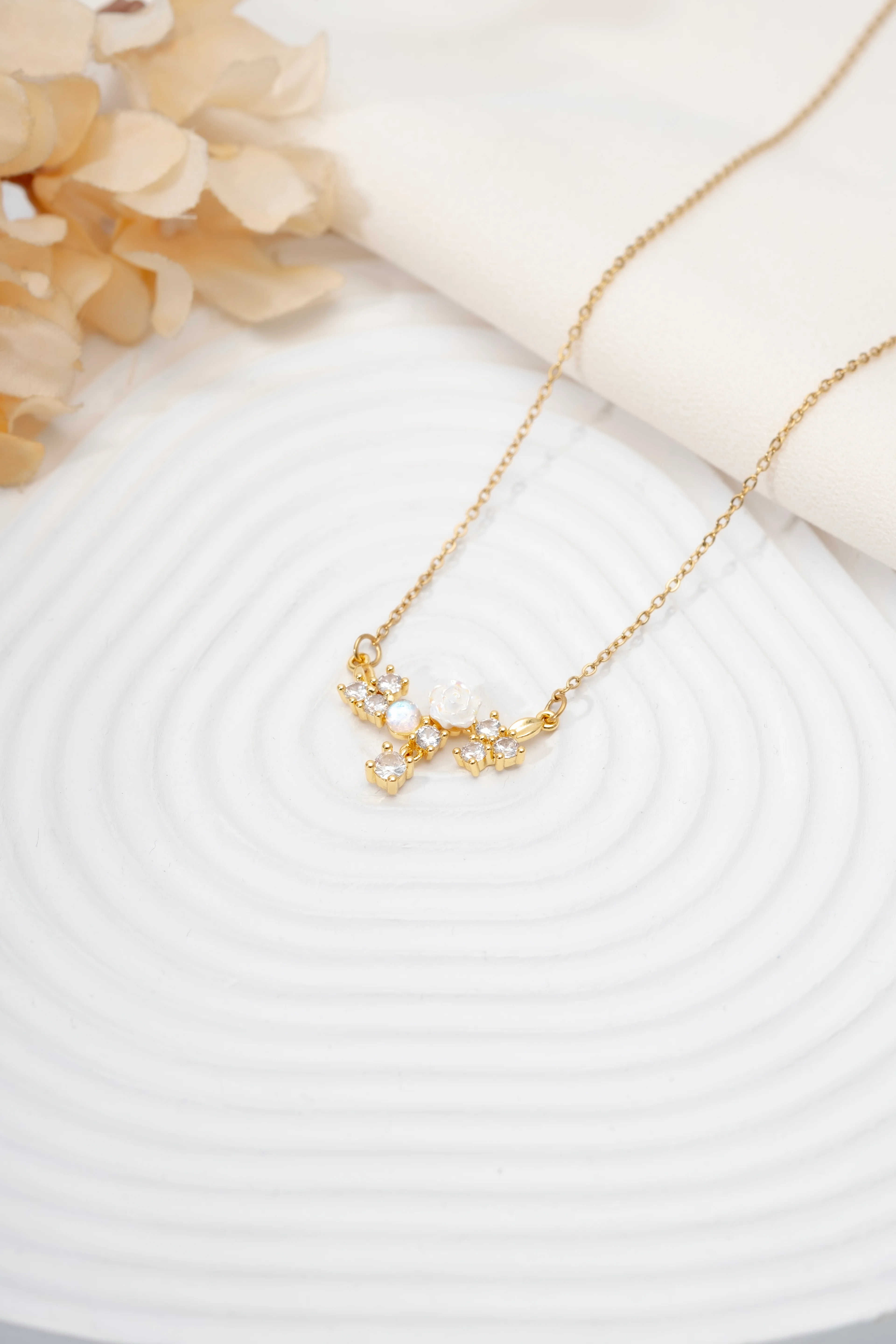 Gold Minimal Çiçekler Kolyesi