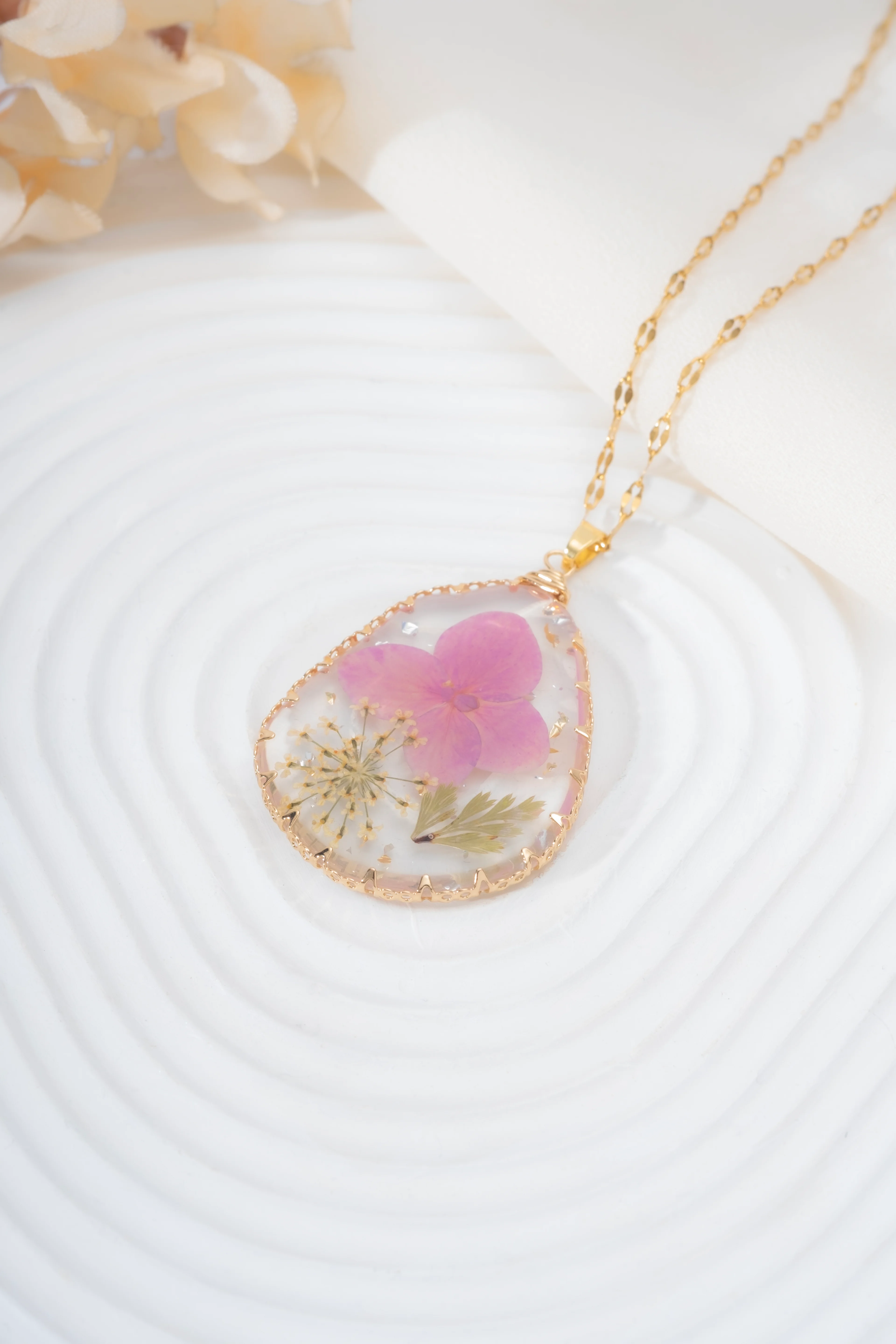 Gold Şeffaf Japon Gülü Kolyesi