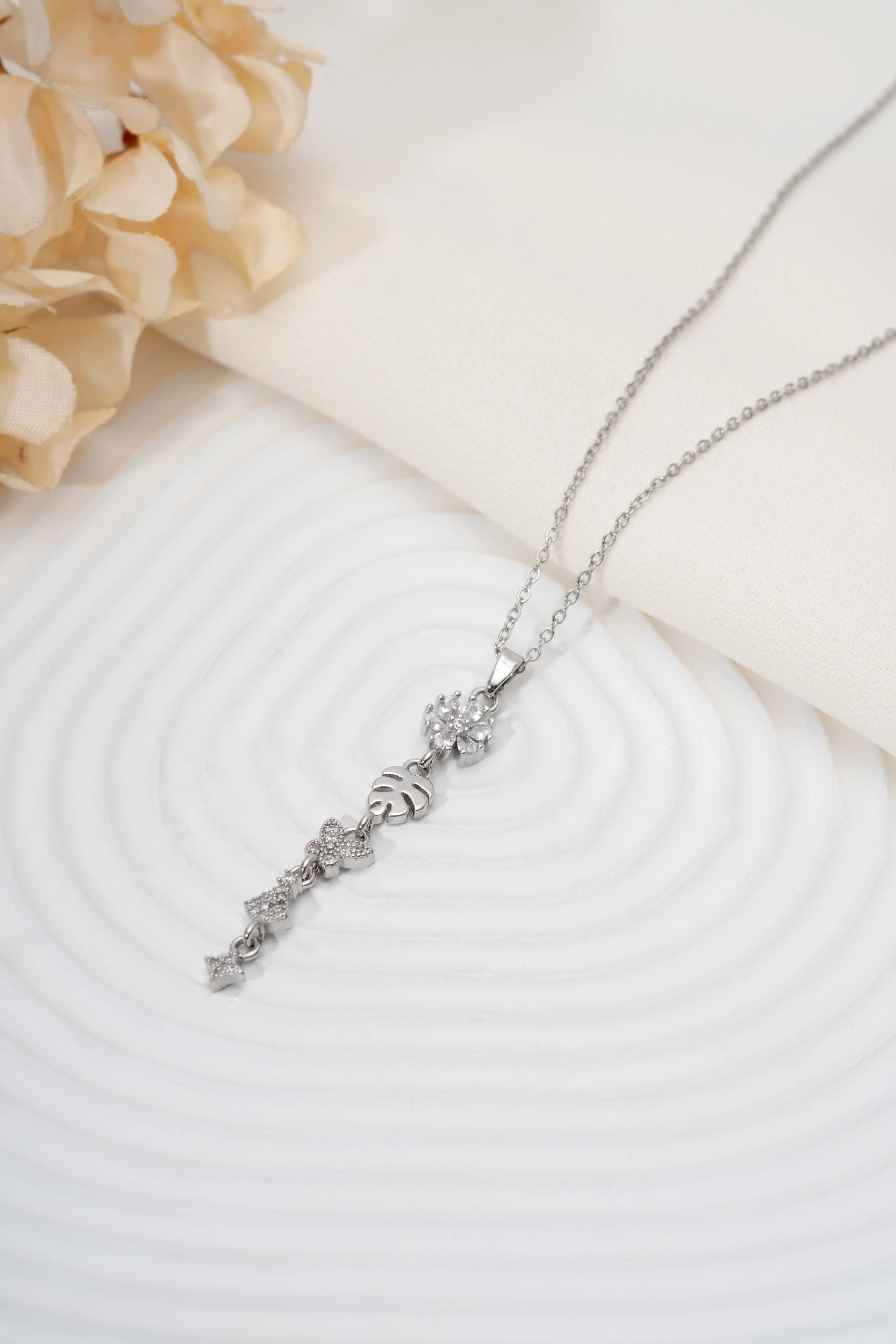 SİLVER CAM ÇİÇEK YAPRAK MOTİF Y KOLYE				