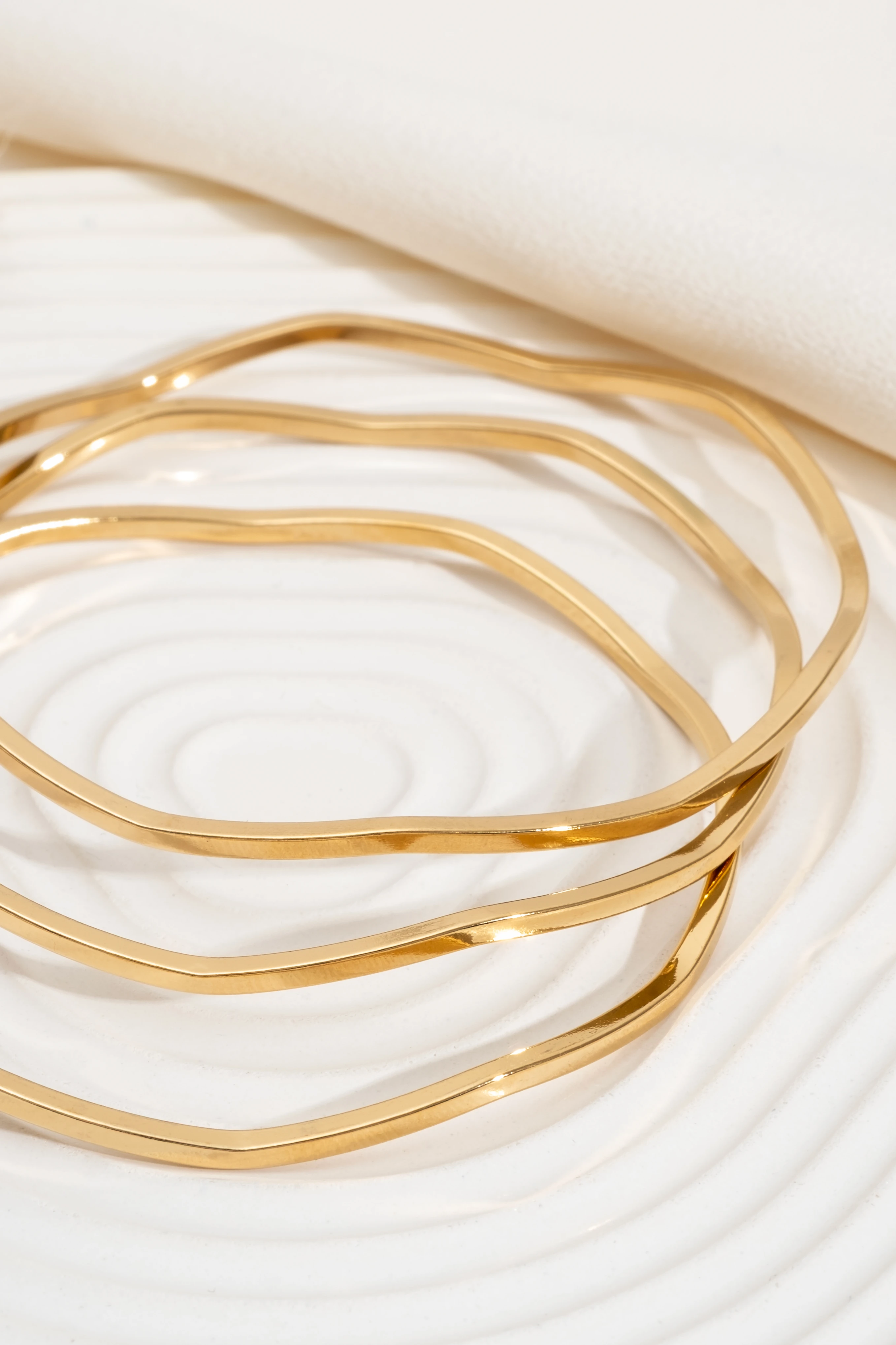 3’Lü Dalgalı Form Gold Renk Bilezik Seti