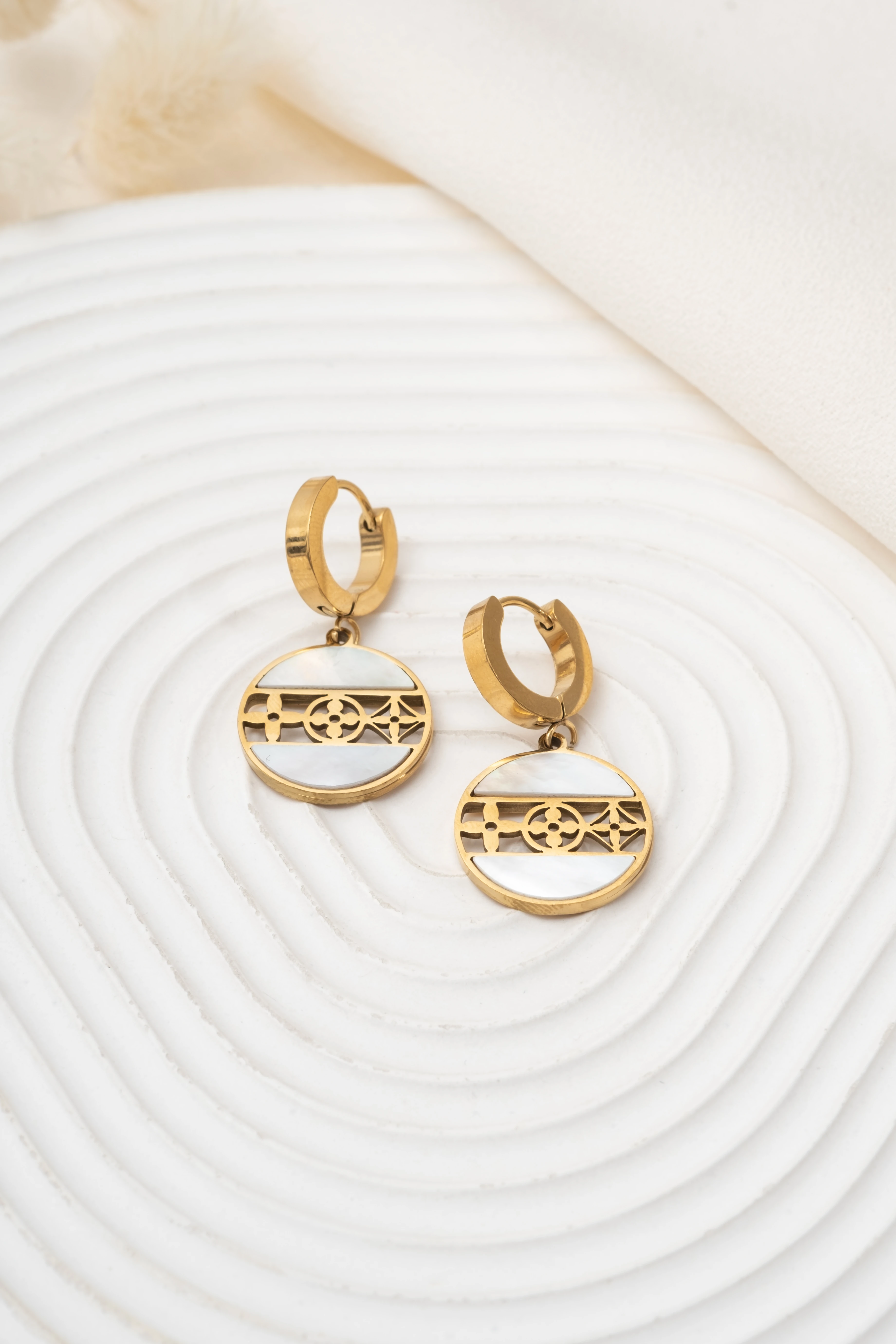 Altın Kaplama Yuvarlak Desenli Küpe