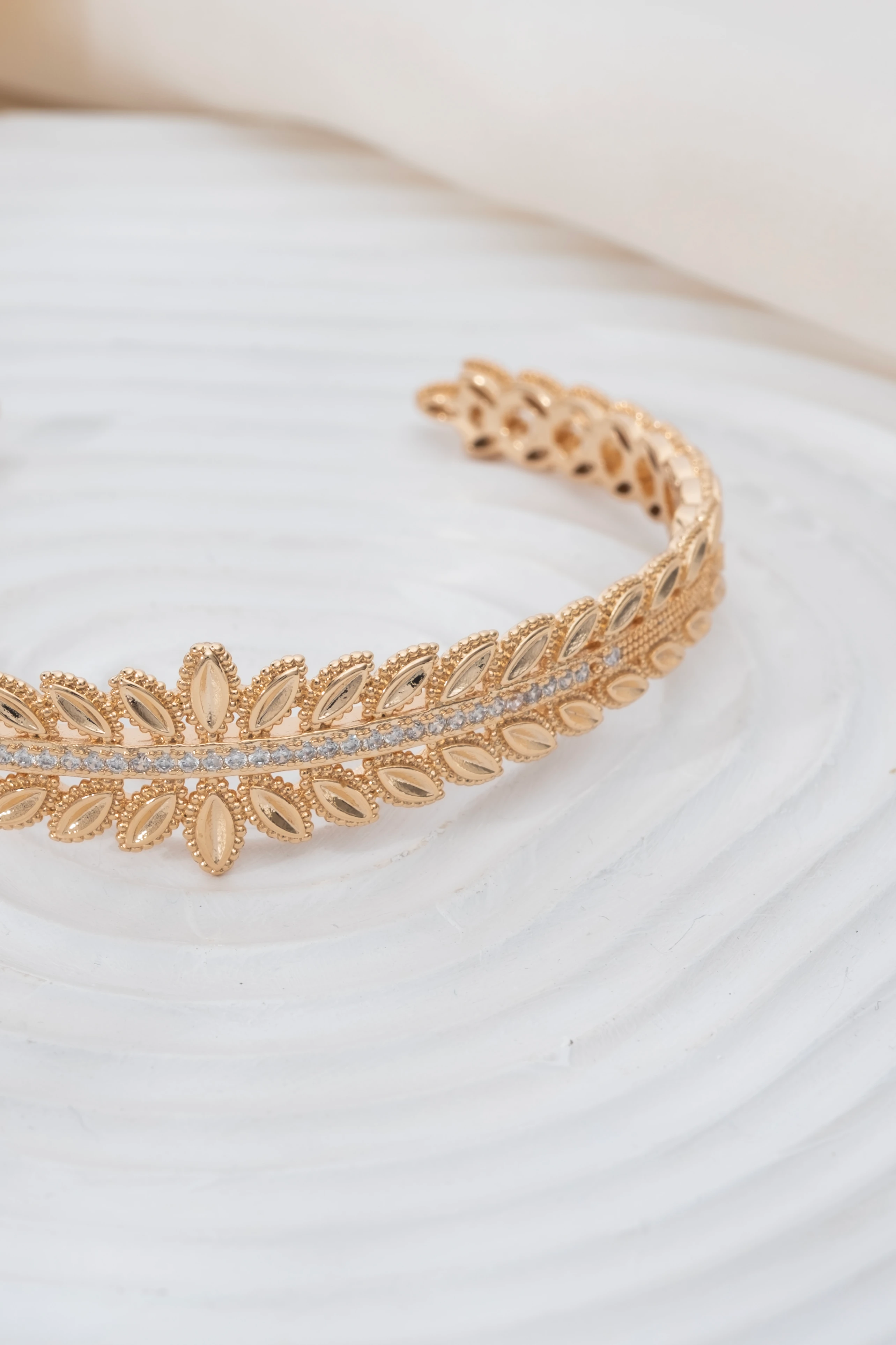 Gold Taş Detaylı Yaprak Motifli Kelepçe