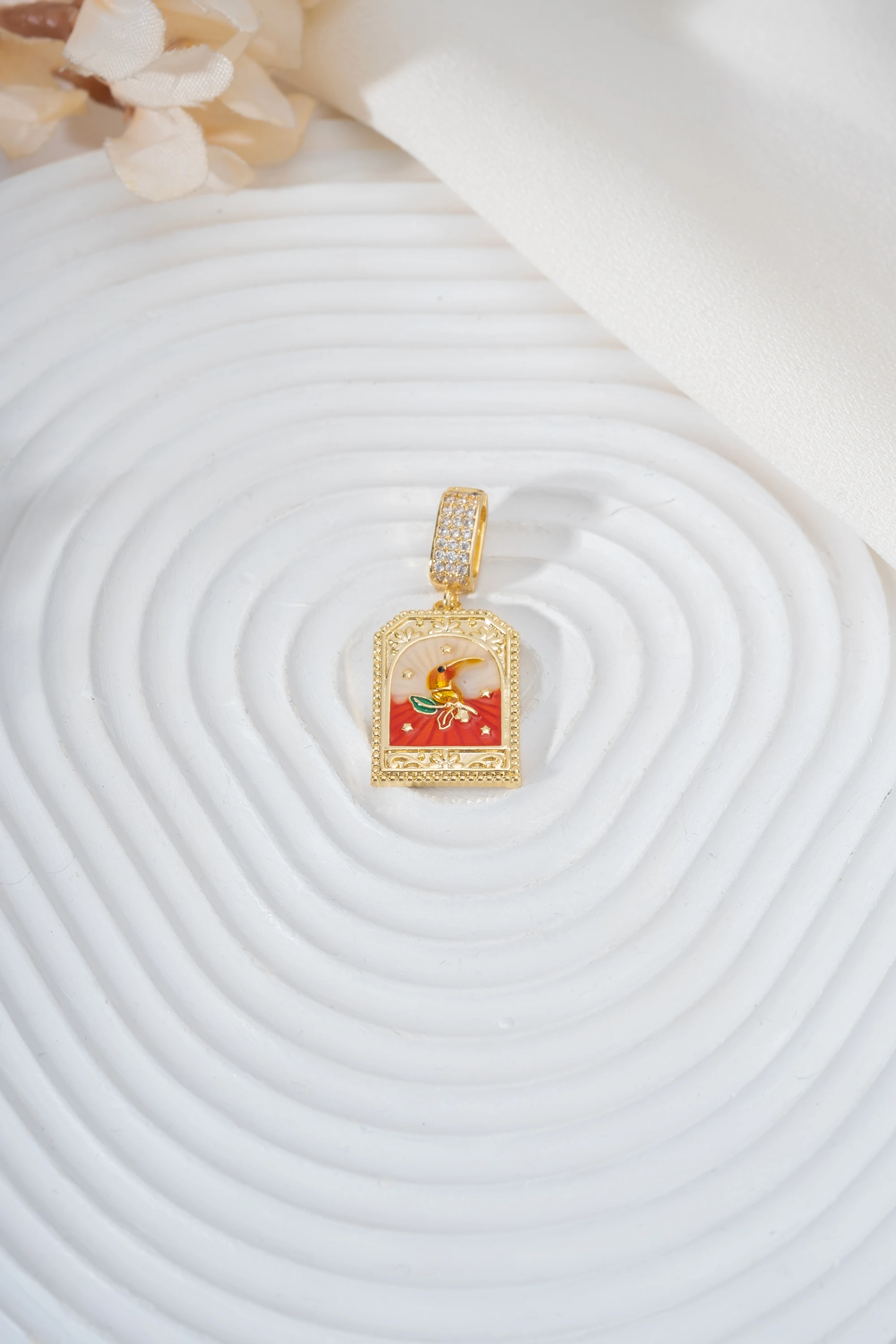 Ajda Charm Kırmızı Papağan Detay