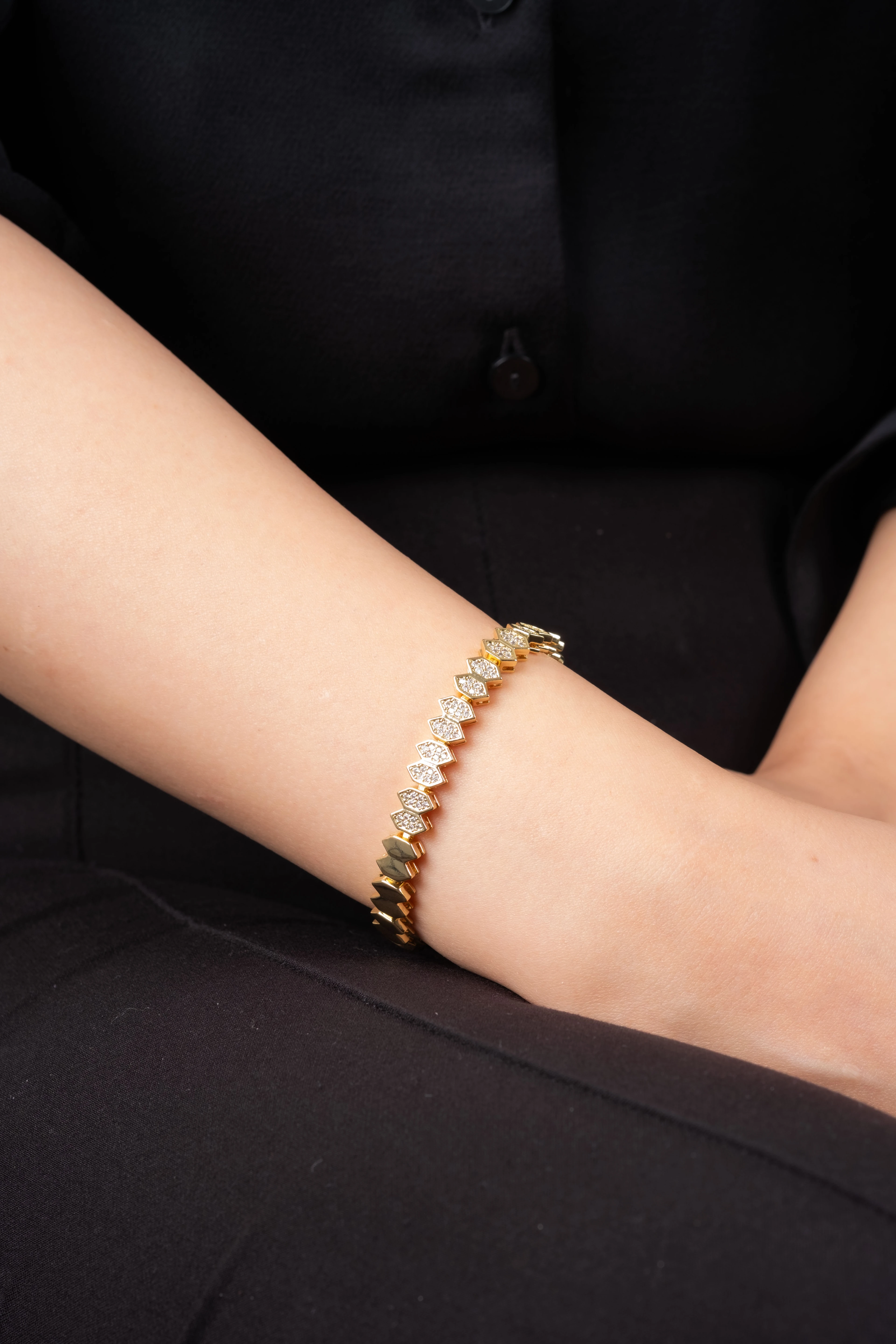 VIP Gold Sıra Petek Dokulu Taş Detay Bileklik