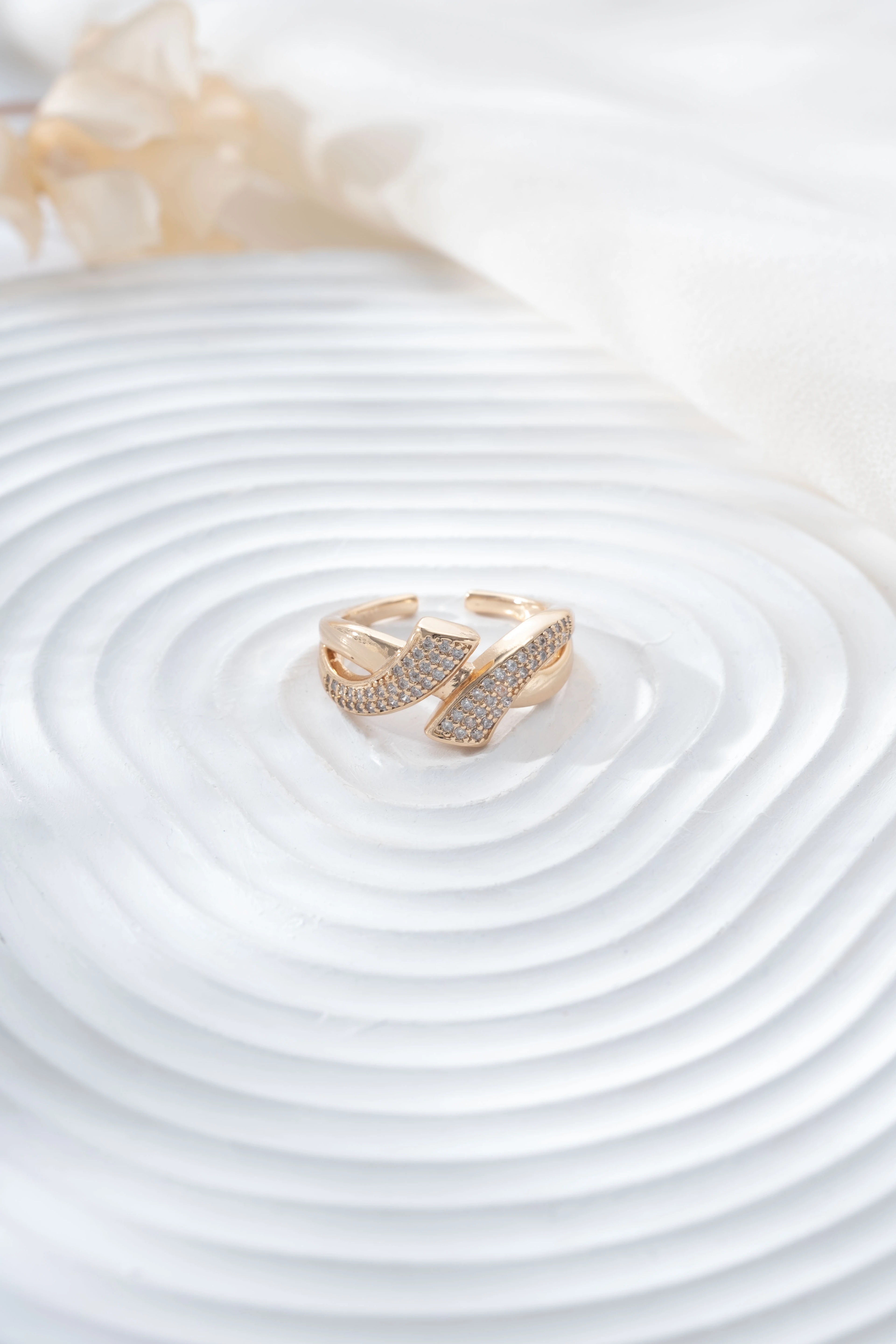 VIP Rose Taşlı Çapraz V Yüzük