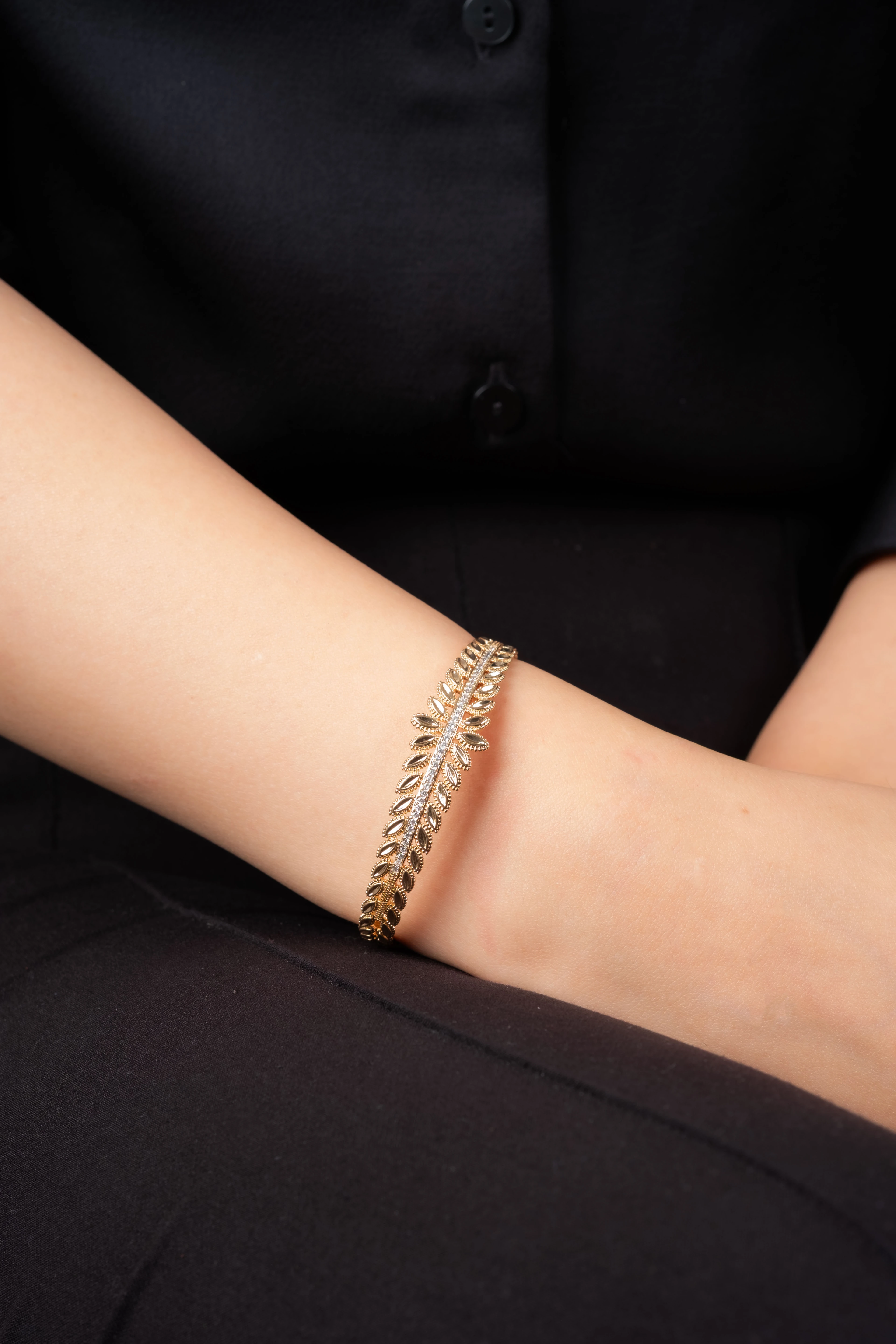 Gold Taş Detaylı Yaprak Motifli Kelepçe