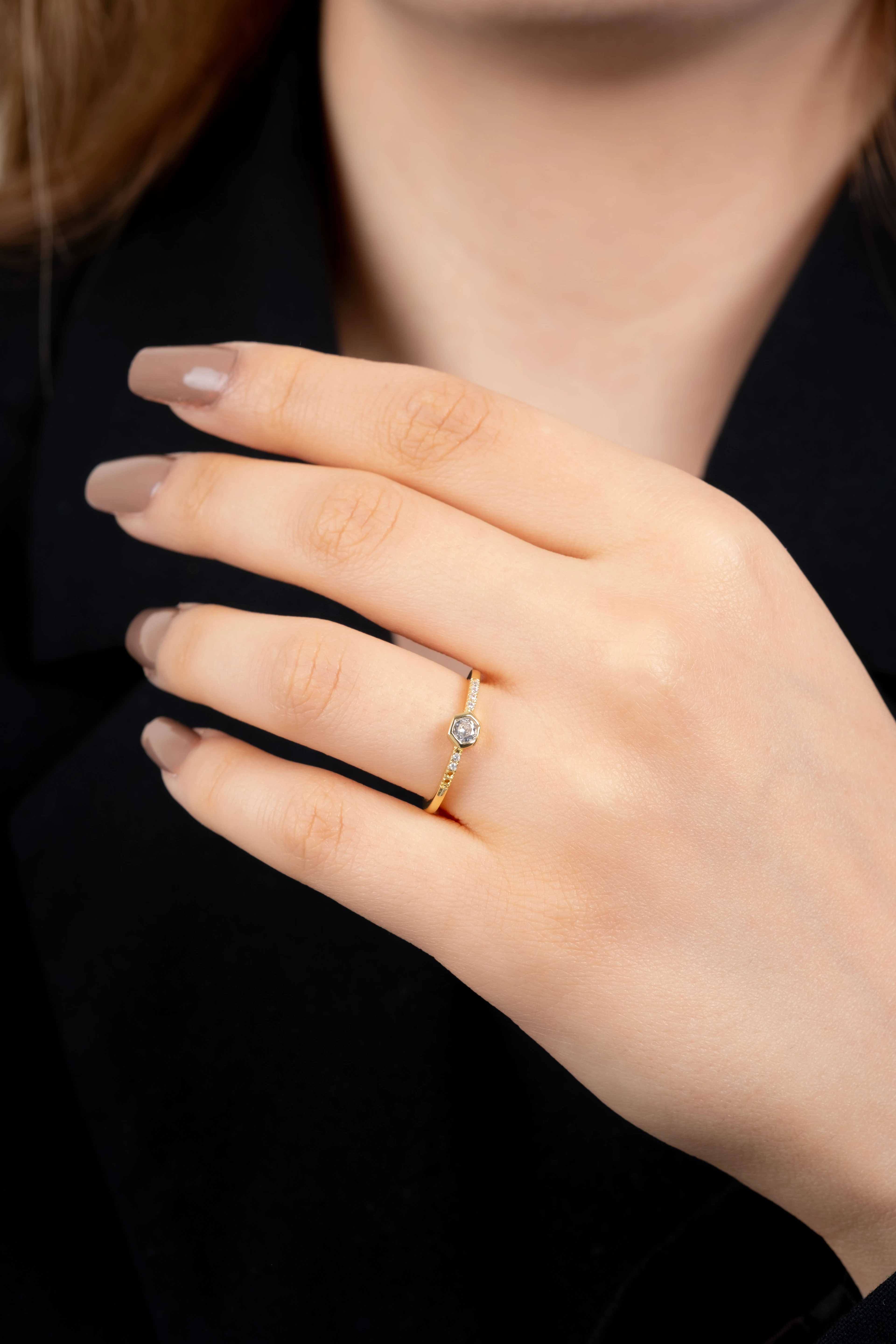 Gold Köşegen Taşlı Yüzük