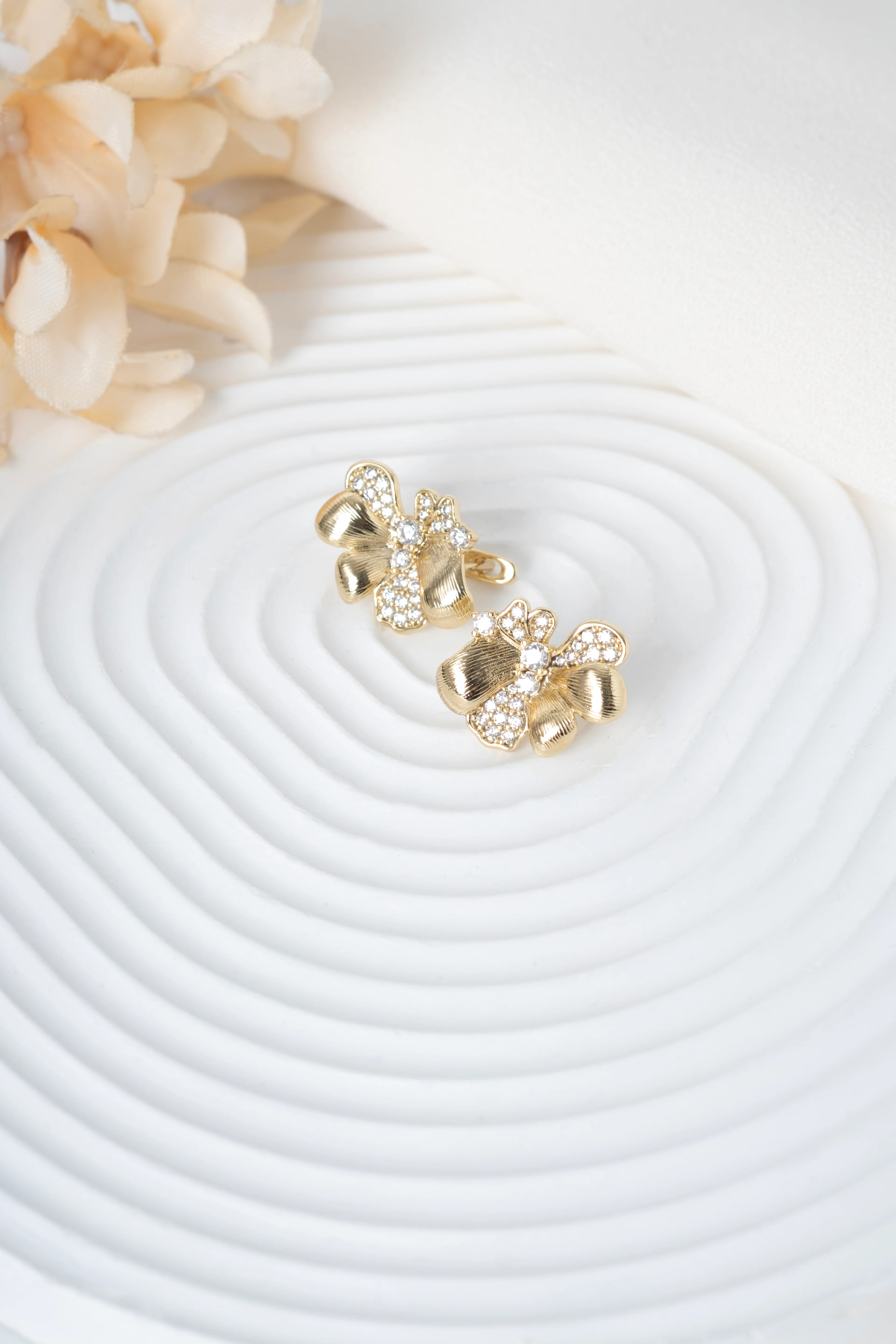 Xuping Gold Desenli Parlak Çiçek Küpe