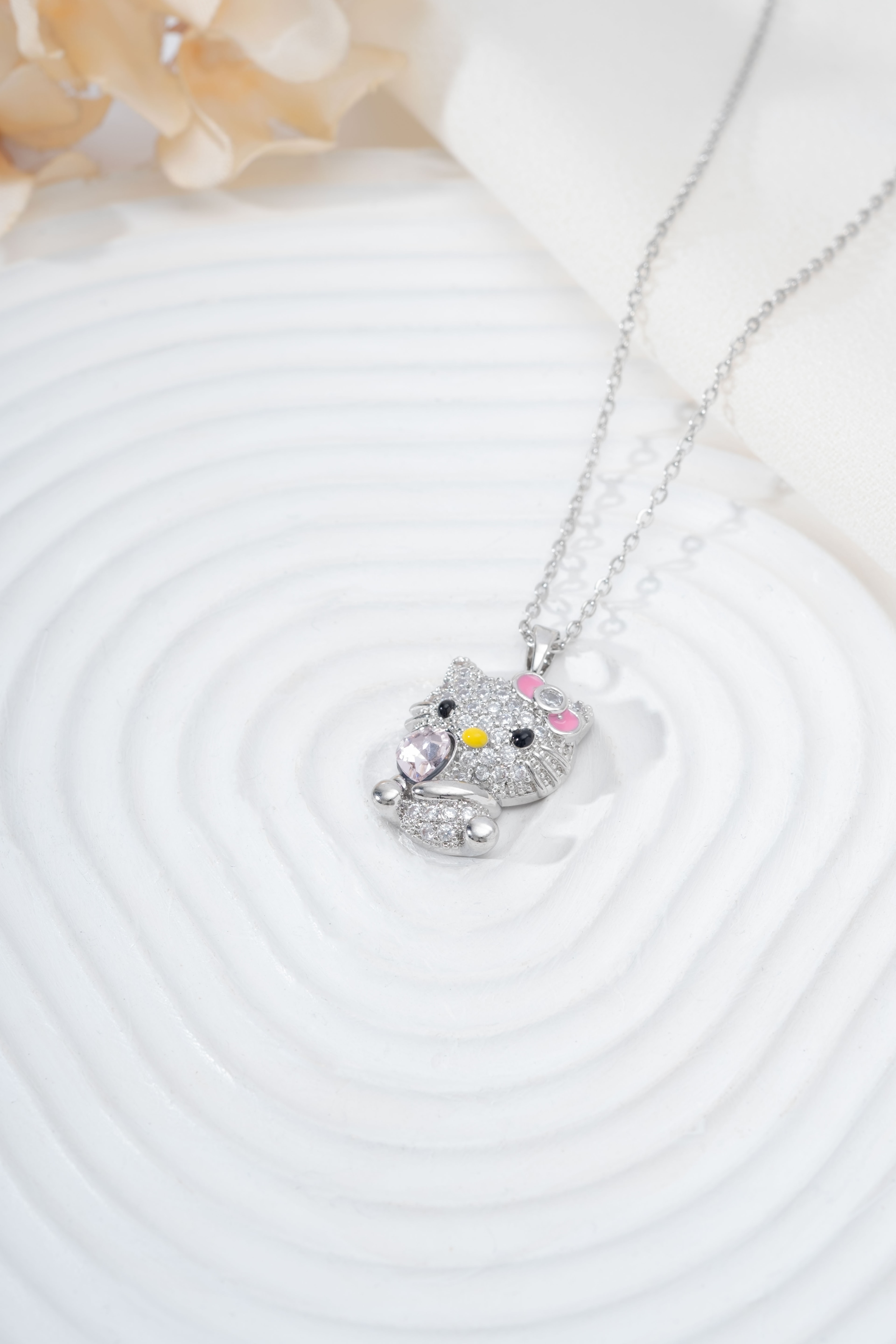 Çelik Silver Oturan Hello Kitty Kolye