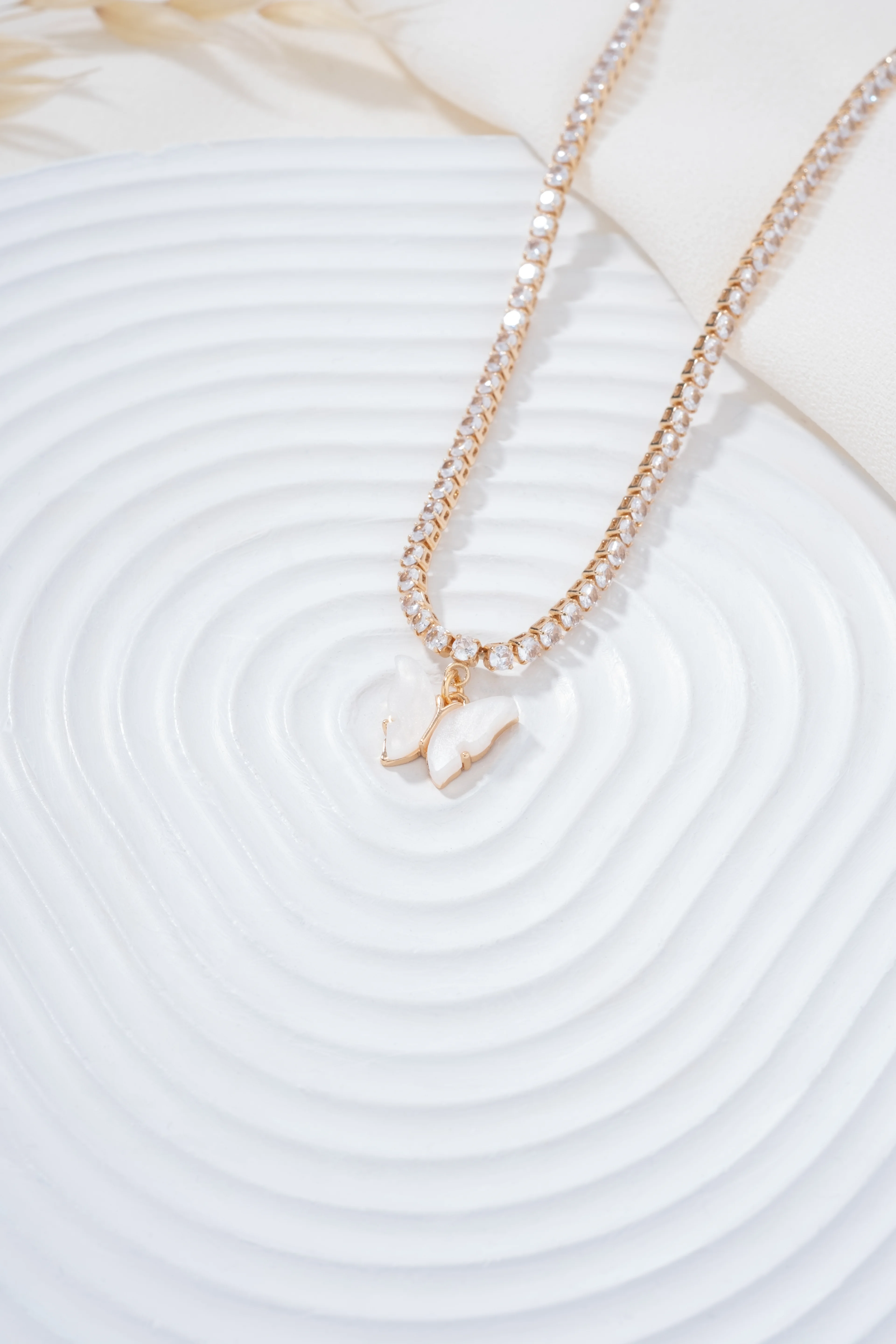 Gold Kelebek Detaylı Pırlanta Suyolu Kolye