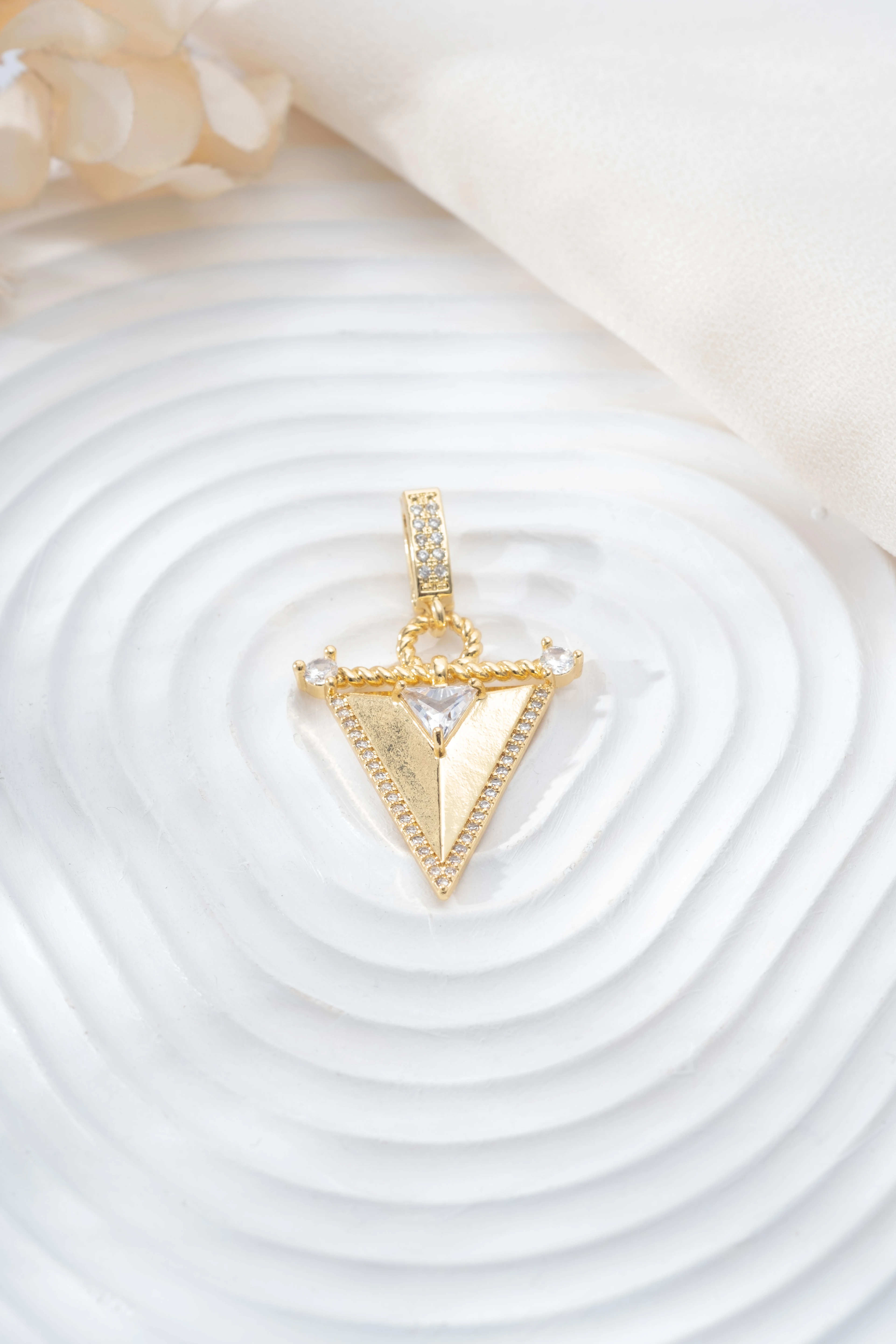 Ajda Charm Taşlı Mega Üçgen