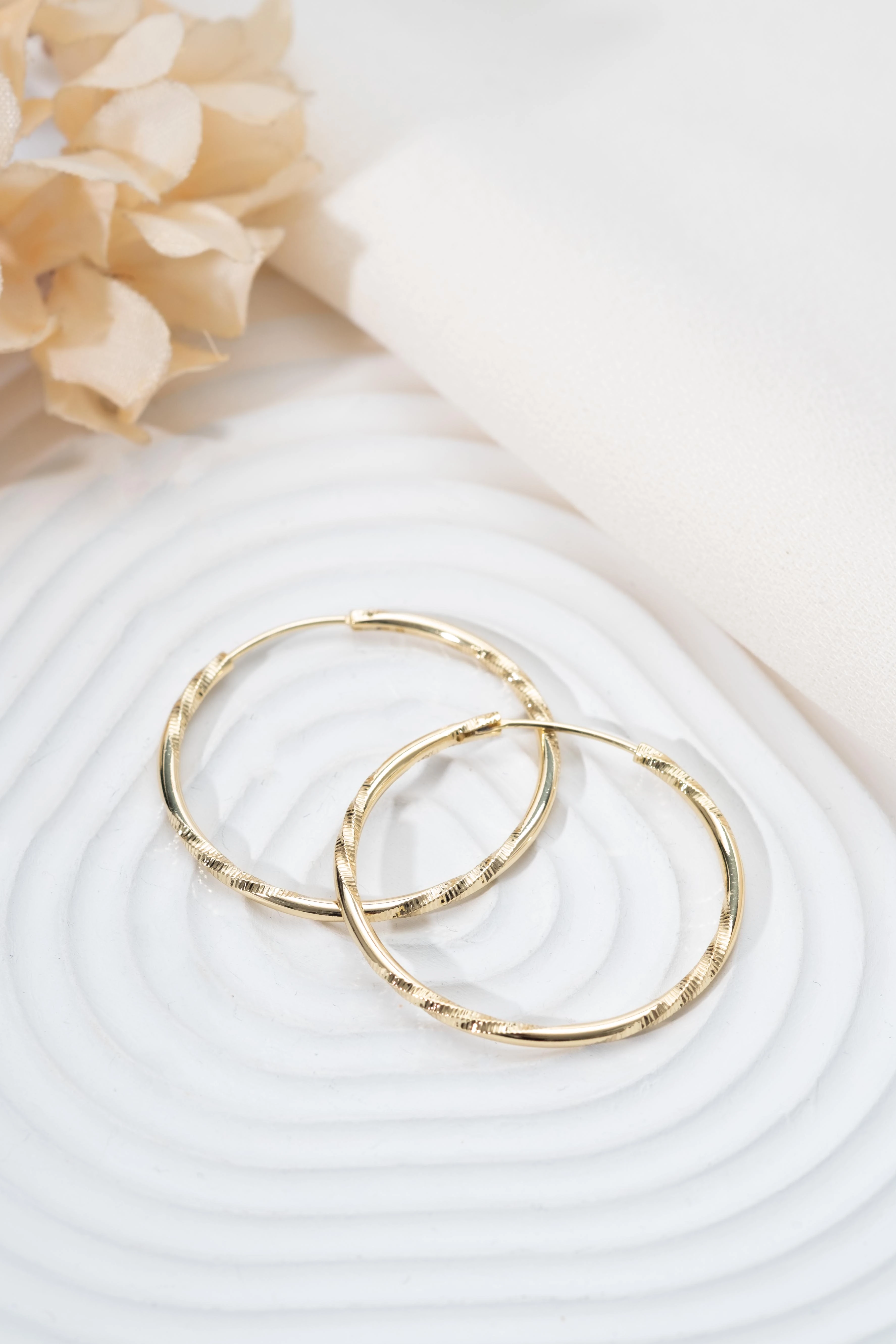 Xuping Gold Halka Kıvrım Tasarım Küpe