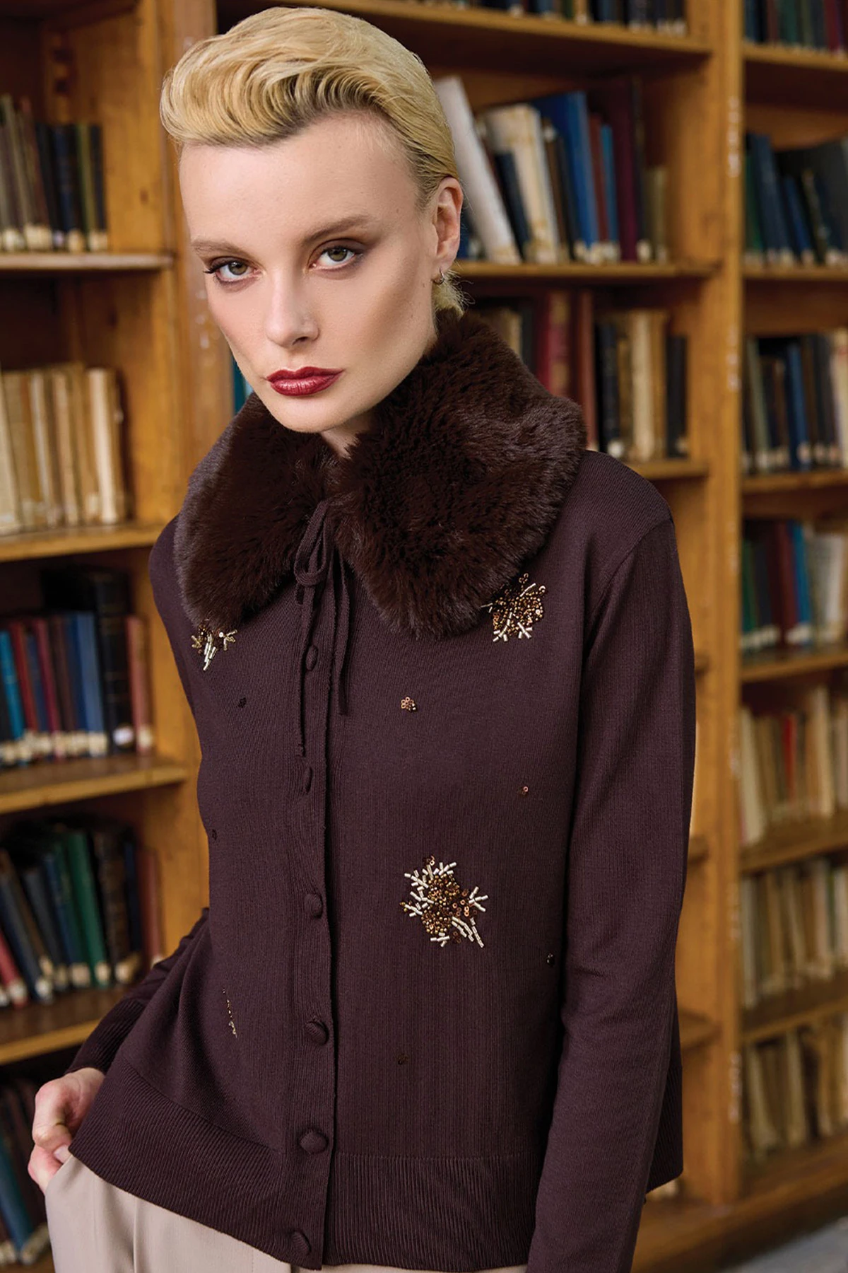 UW261037 YAKASI KÜRK DETAYLI TRİKO HIRKA