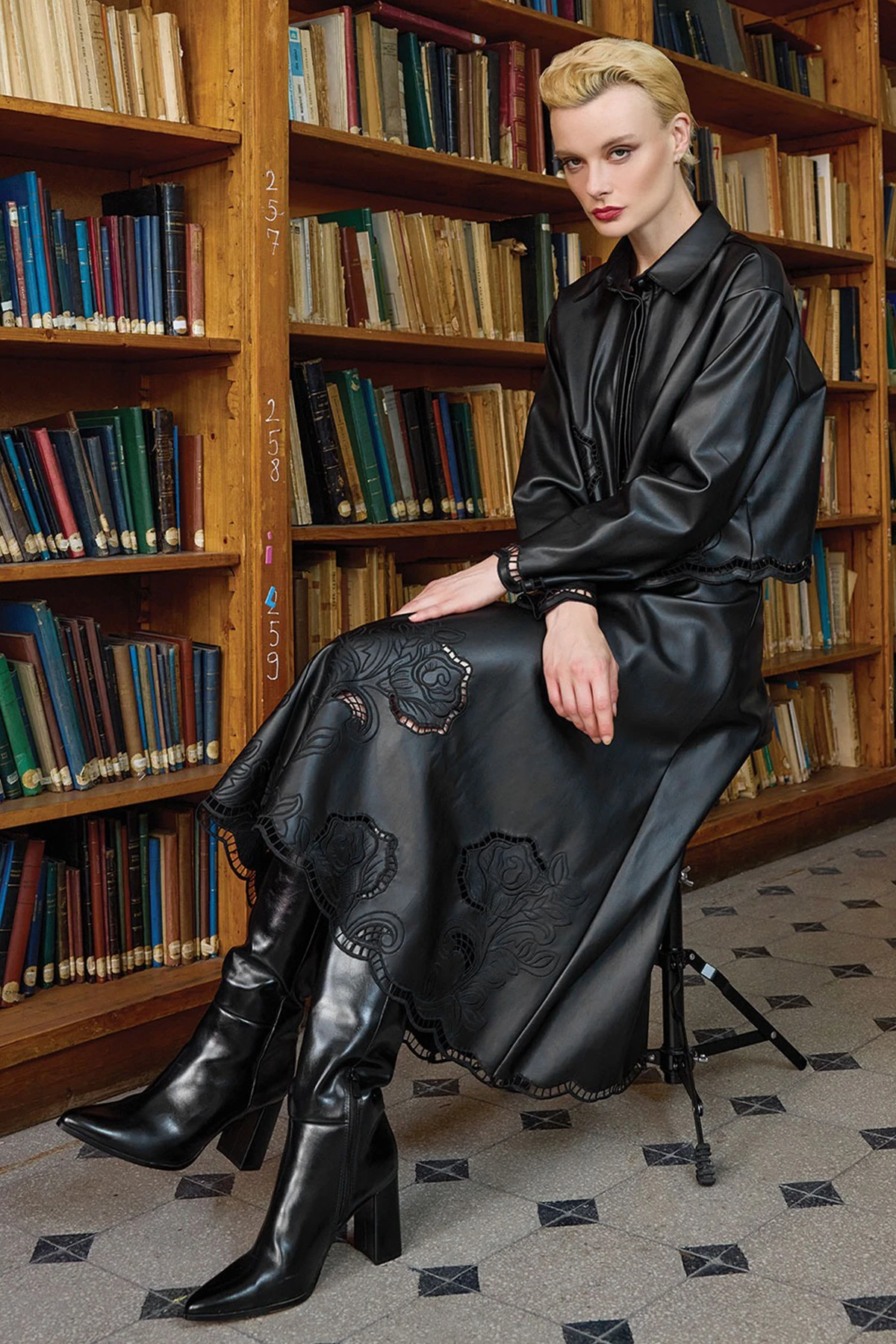 UNIQUE UW267007 NAKIŞ DETAYLI KISA DERİ GÖMLEK