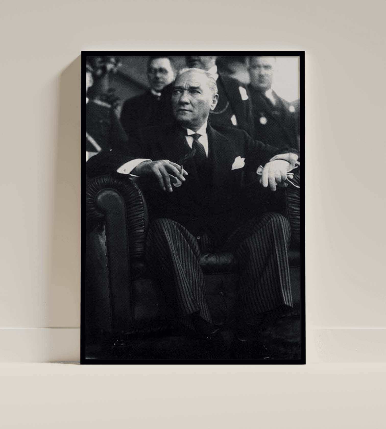 Duruş – Atatürk Koltukta Portre (Çerçeveli Tablo)