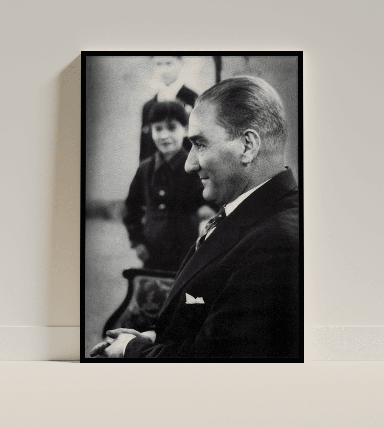 Cumhuriyetin Gülümseyişi – Atatürk ve Çocuk Portresi (Çerçeveli Tablo)