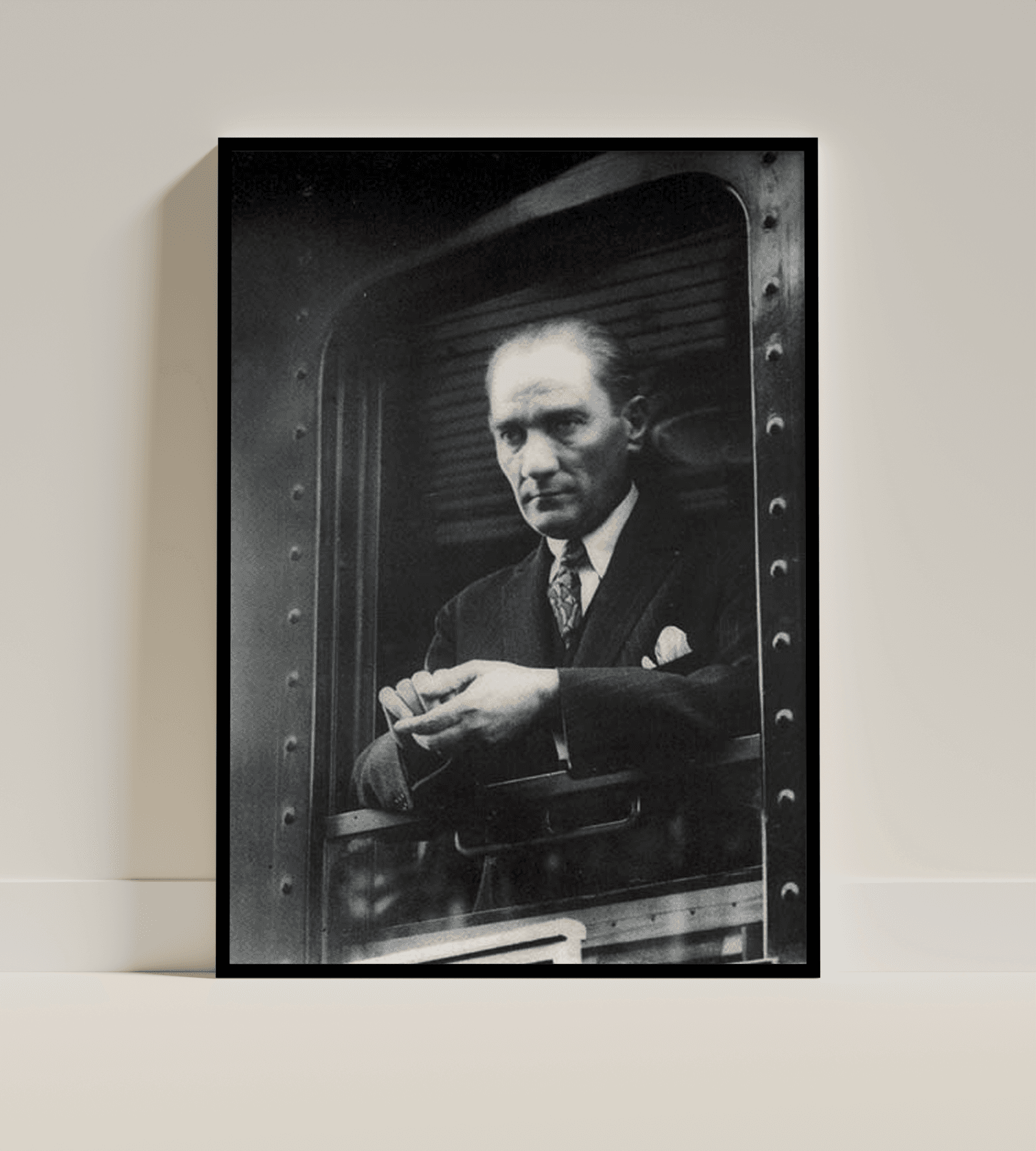 Trende – Atatürk Seyahatte Portresi (Çerçeveli Tablo)