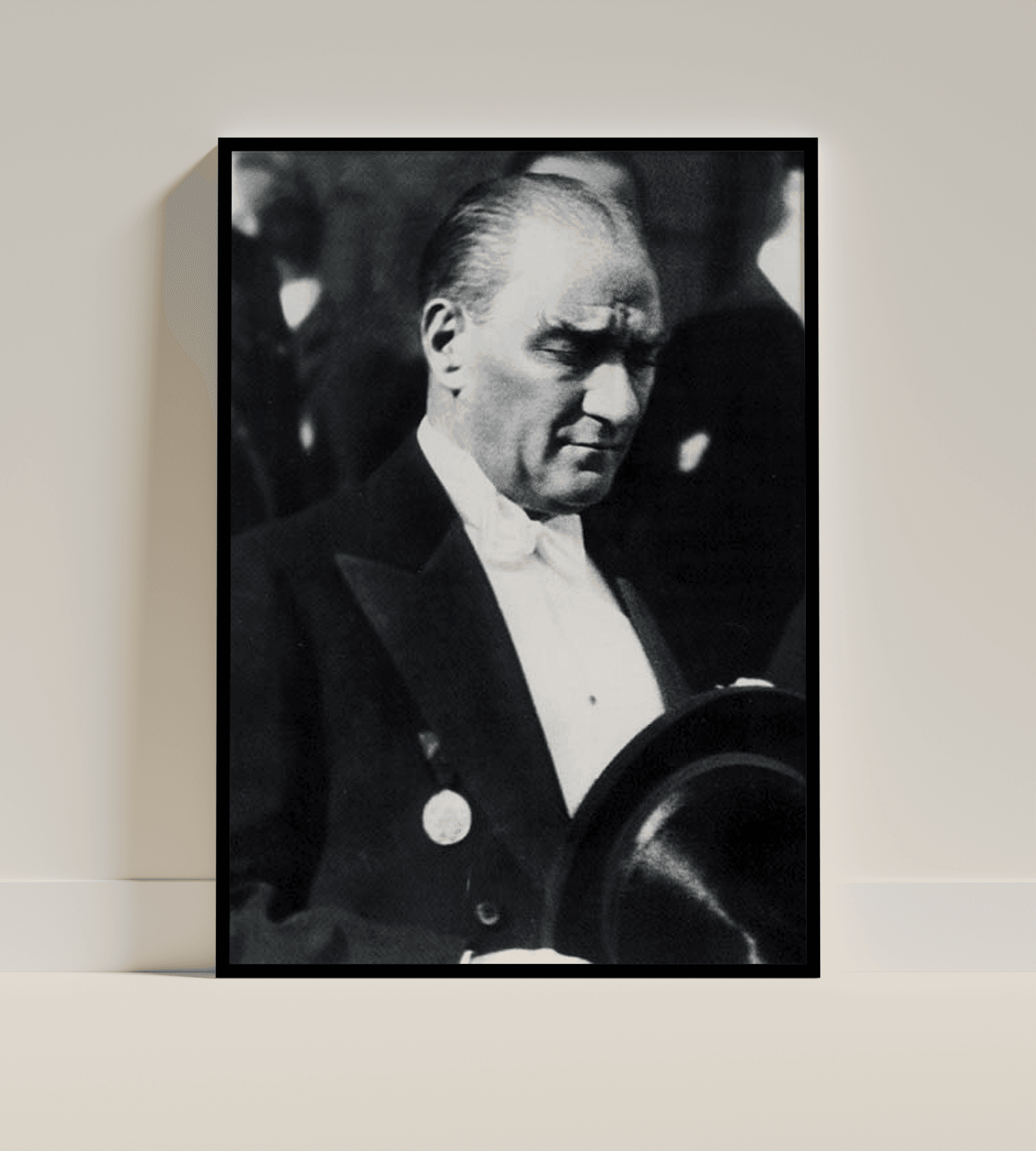 Cumhuriyetin Zarafeti – Atatürk Şapkalı Portre (Çerçeveli Tablo)