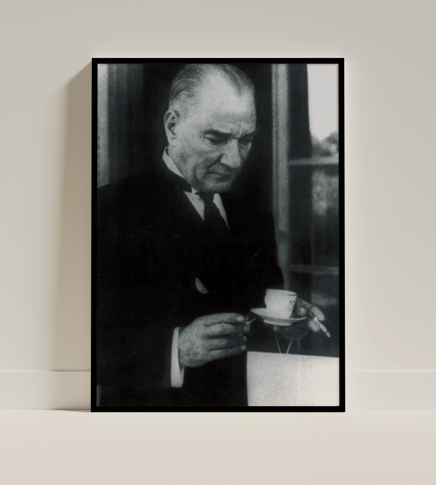 Ara – Atatürk Kahve Molasında Portre (Çerçeveli Tablo)