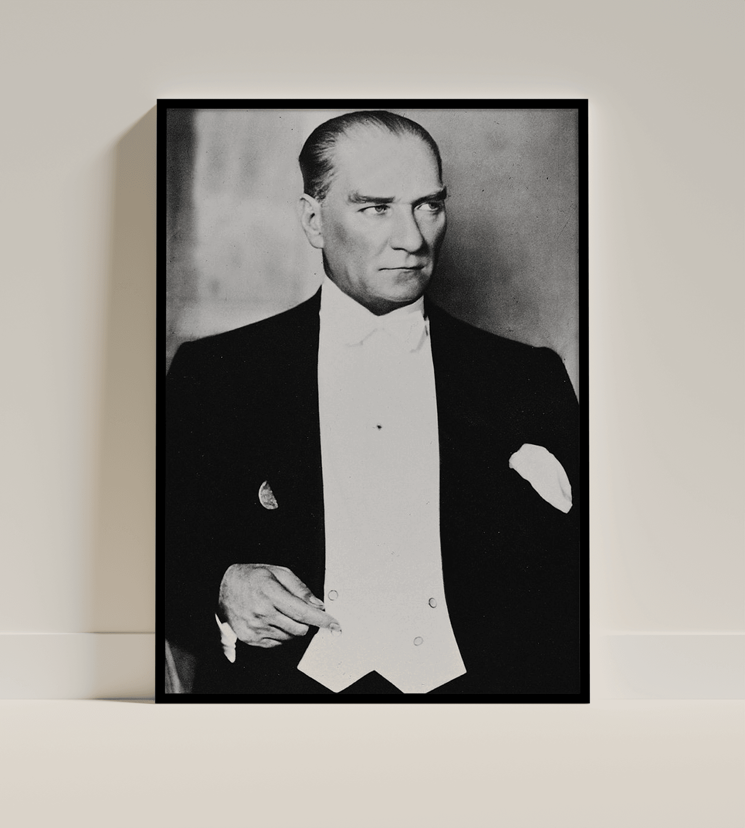 Şıklık – Atatürk Fraklı Portre (Çerçeveli Tablo)