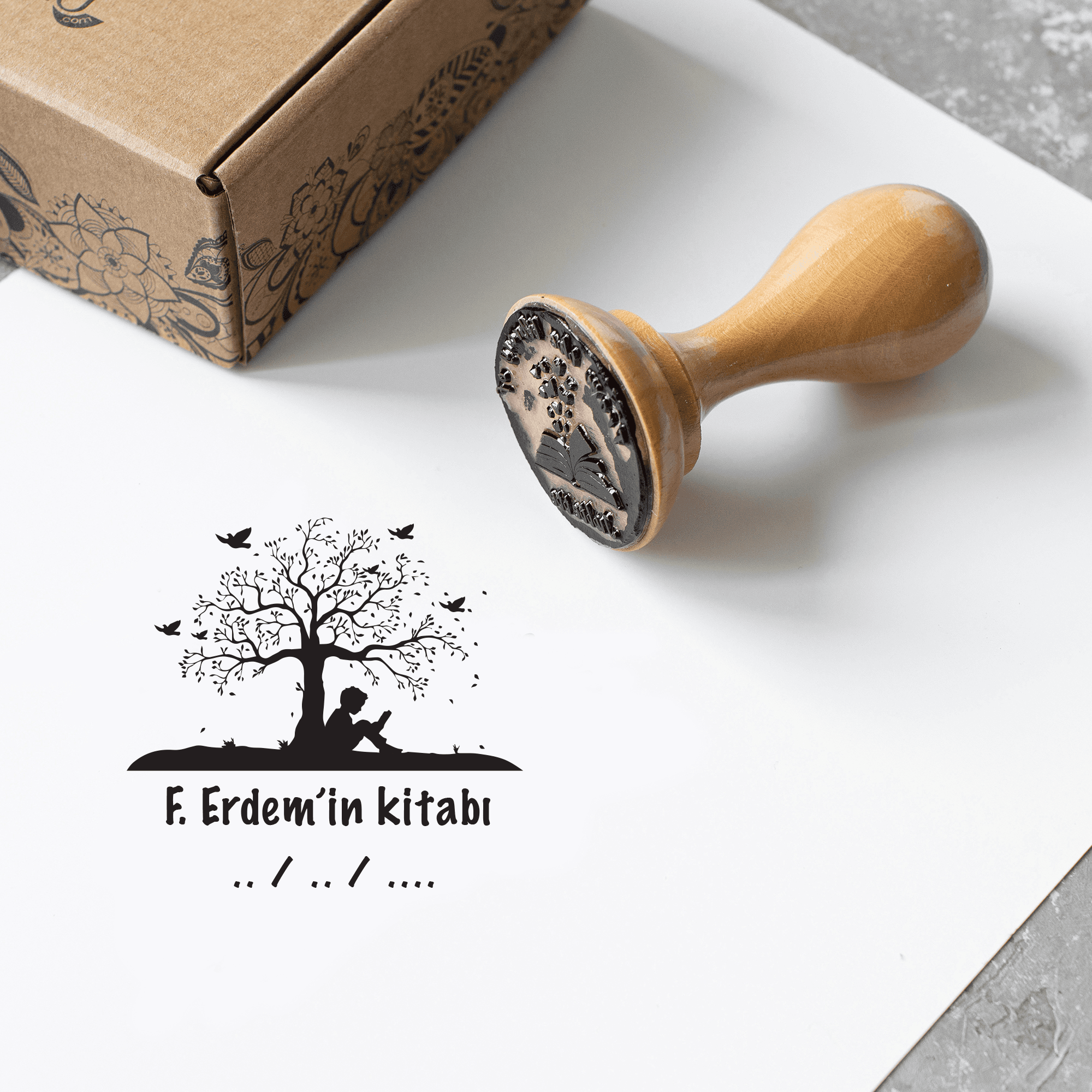 Kuşlar, Ağaç ve Kitap Okuyan Erkek Mührü - Ahşap Sap
