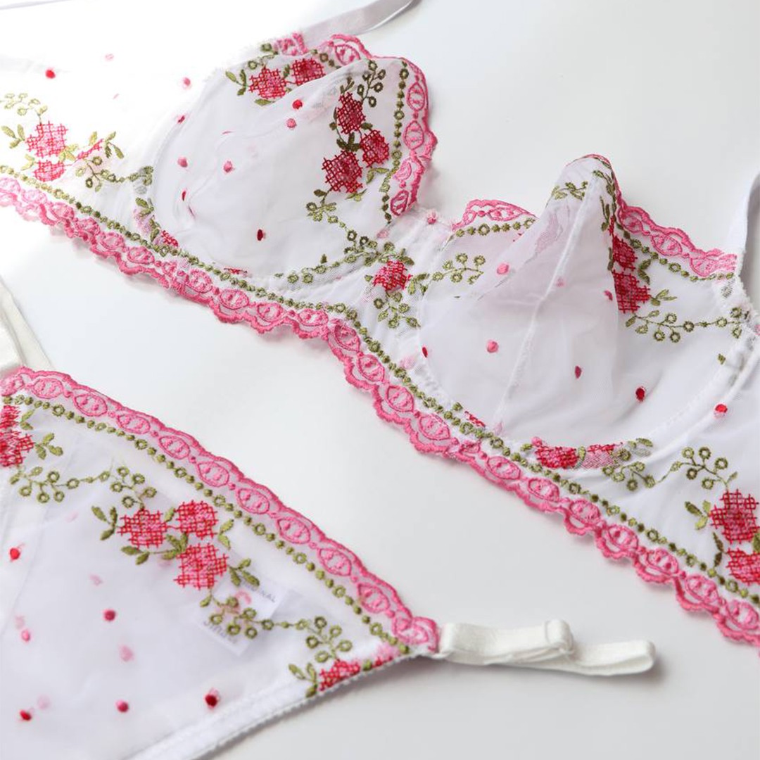 Set lingerie transparent à motifs roses – Élégance romantique image
