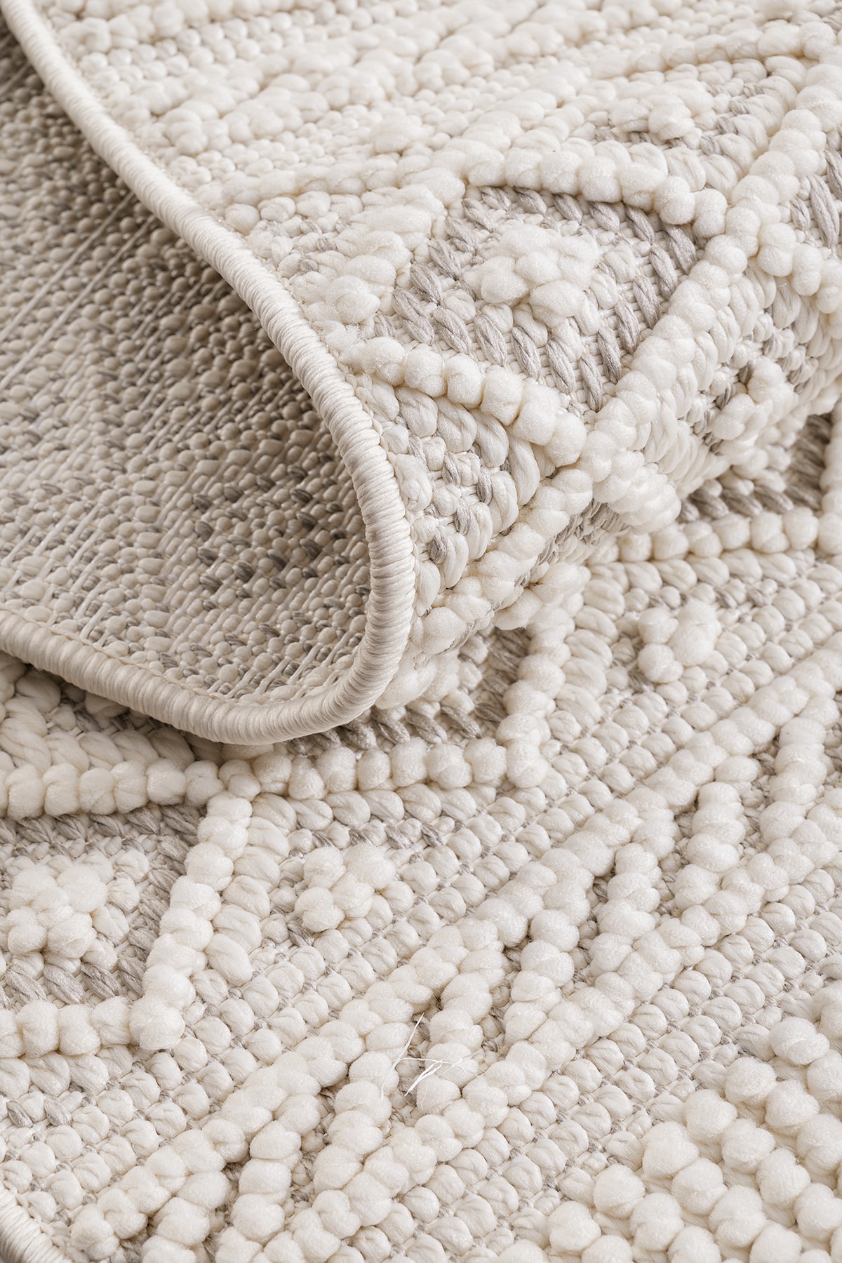 Ayteo Halı Delhi 3021 Gri Yumuşak Ve Parlak Tuşeli Modern Kesme Halı