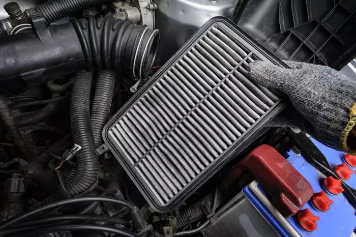 Hava filtresi kirli ise motor nasıl bir karışımla çalışır?
