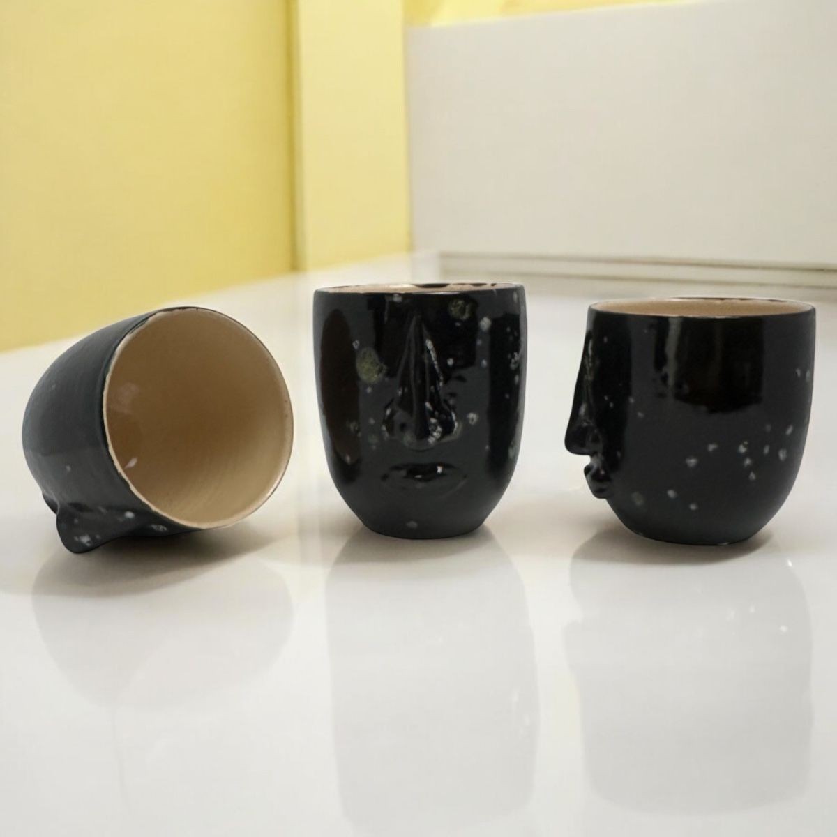 Face El yapımı Stoneware Kupa & Siyah, Benekli