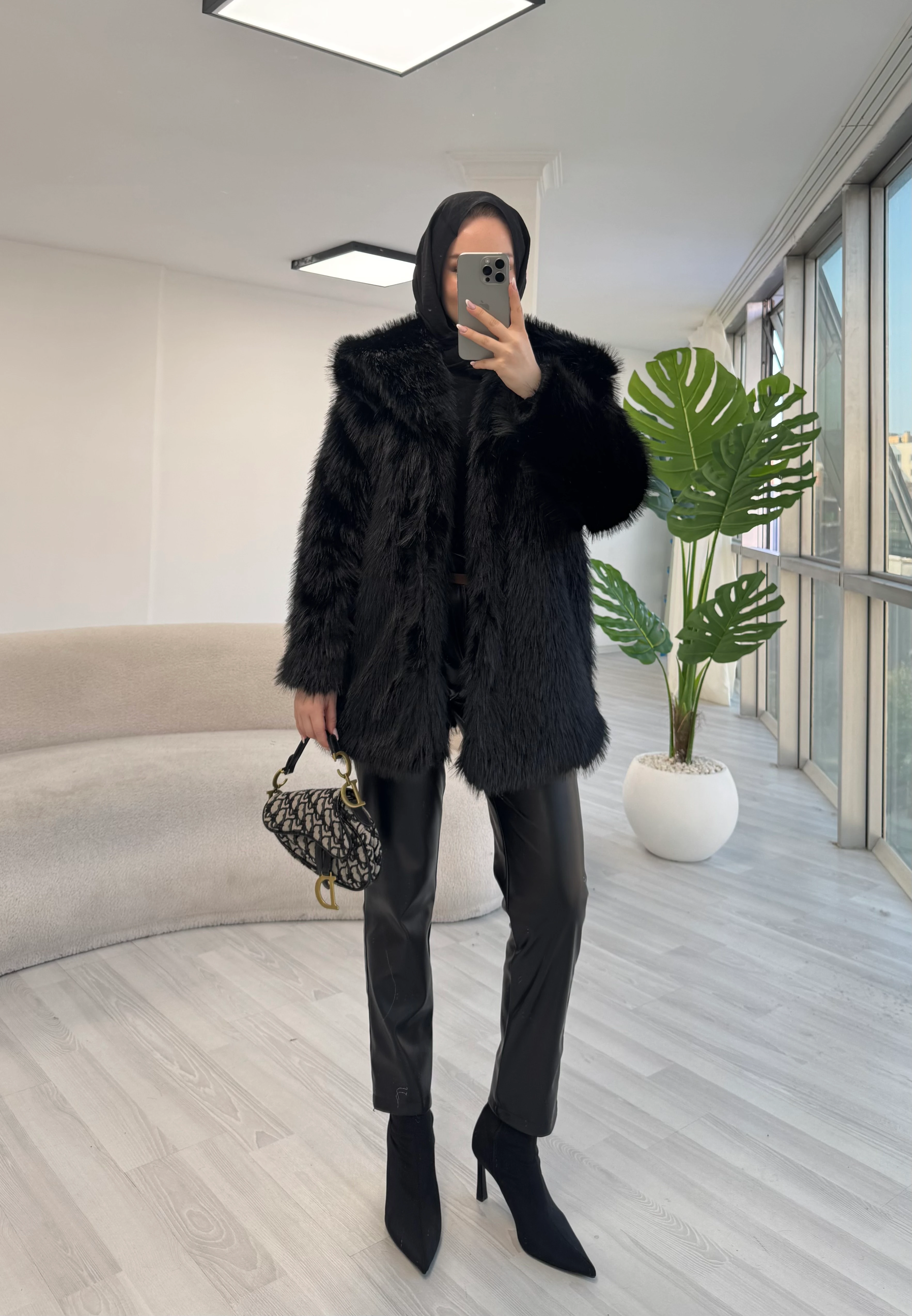 Yaka Detay Tasarım Kürk  - Siyah