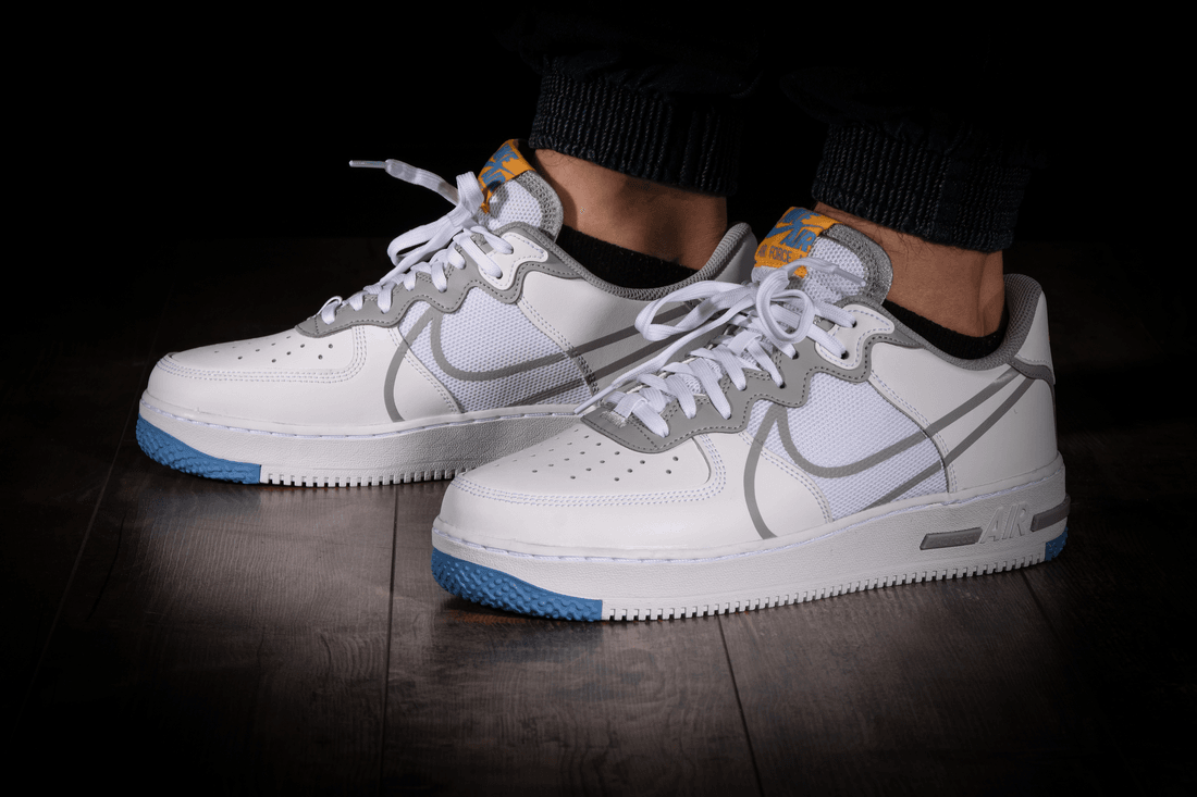 NIKE AIR FORCE 1 LOW REACT WHITE GREY BLUE 