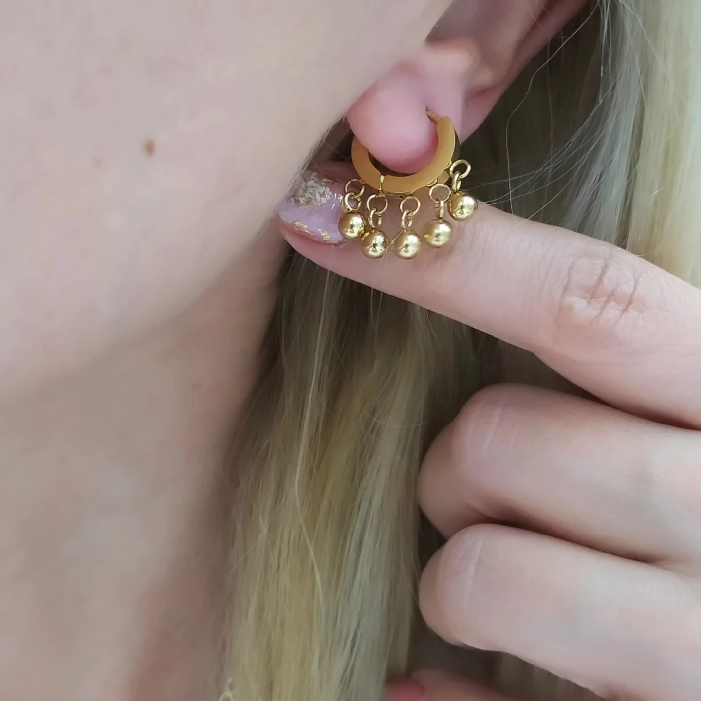 Topçuk Sallantılı Çıtır Küpe 