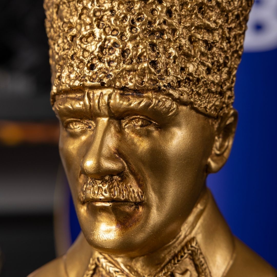 Atatürk Büstü | 20×12 cm Polyester | Cumhuriyet Yazılı