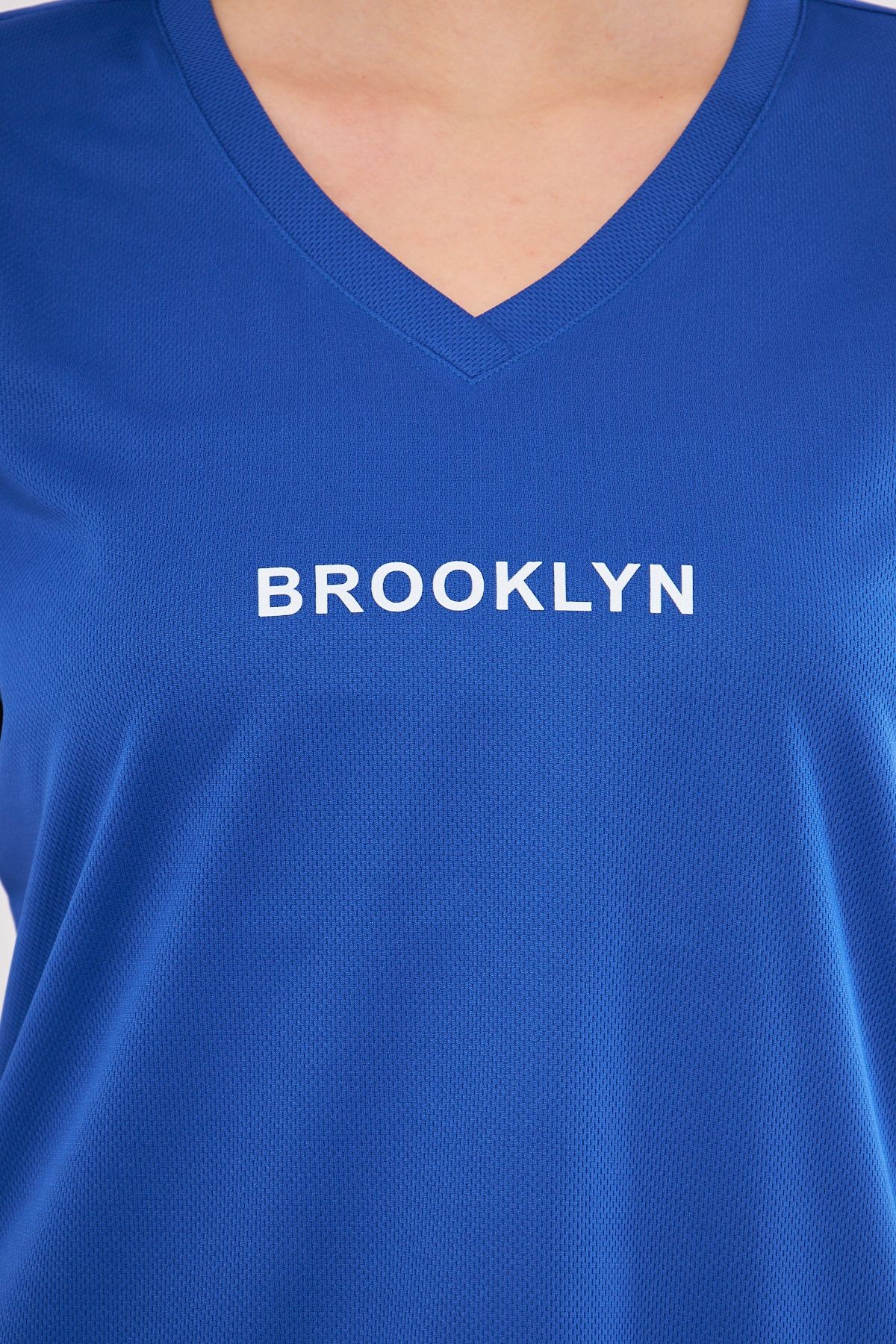 Spor T-shirt Saks Mavisi Fuşya Renk Brooklyn Baskılı V Yaka