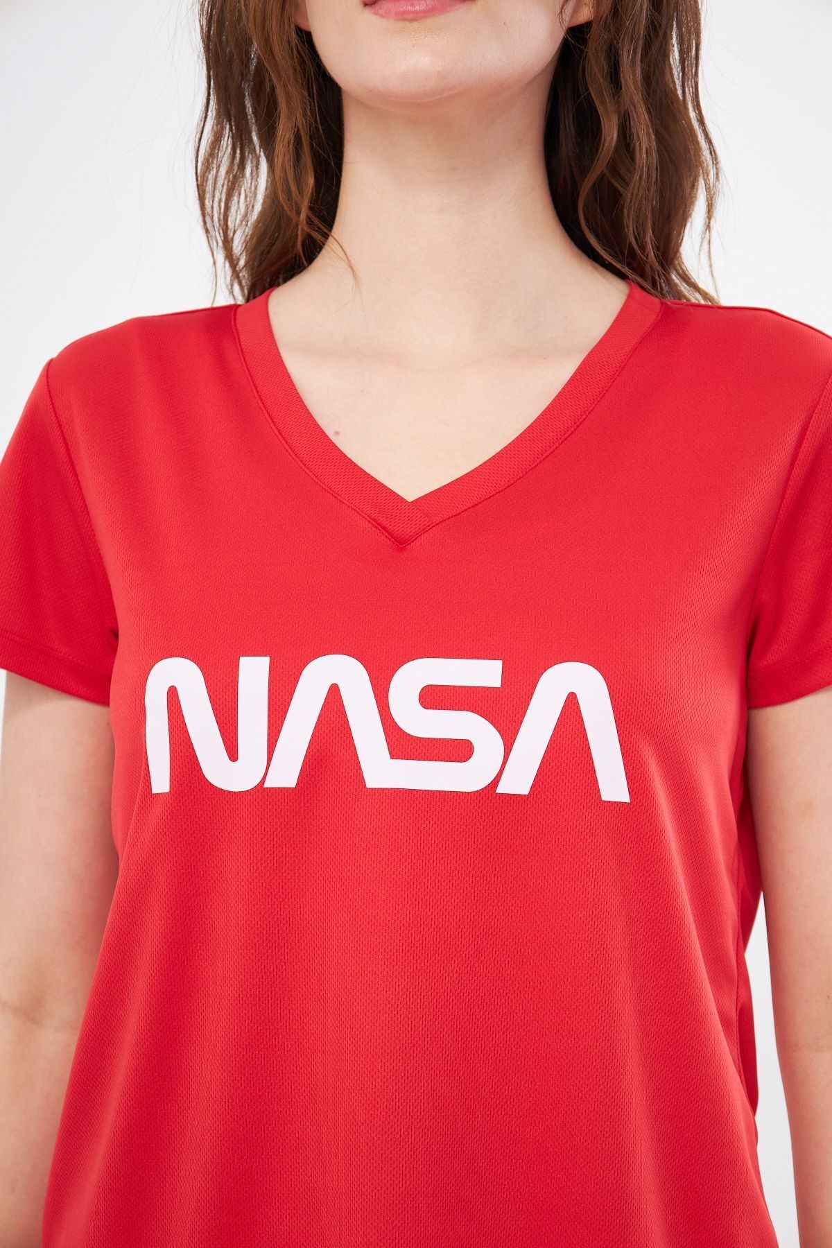 Spor T-shirt  Kırmızı Renk V Yaka Beyaz Nasa Baskılı