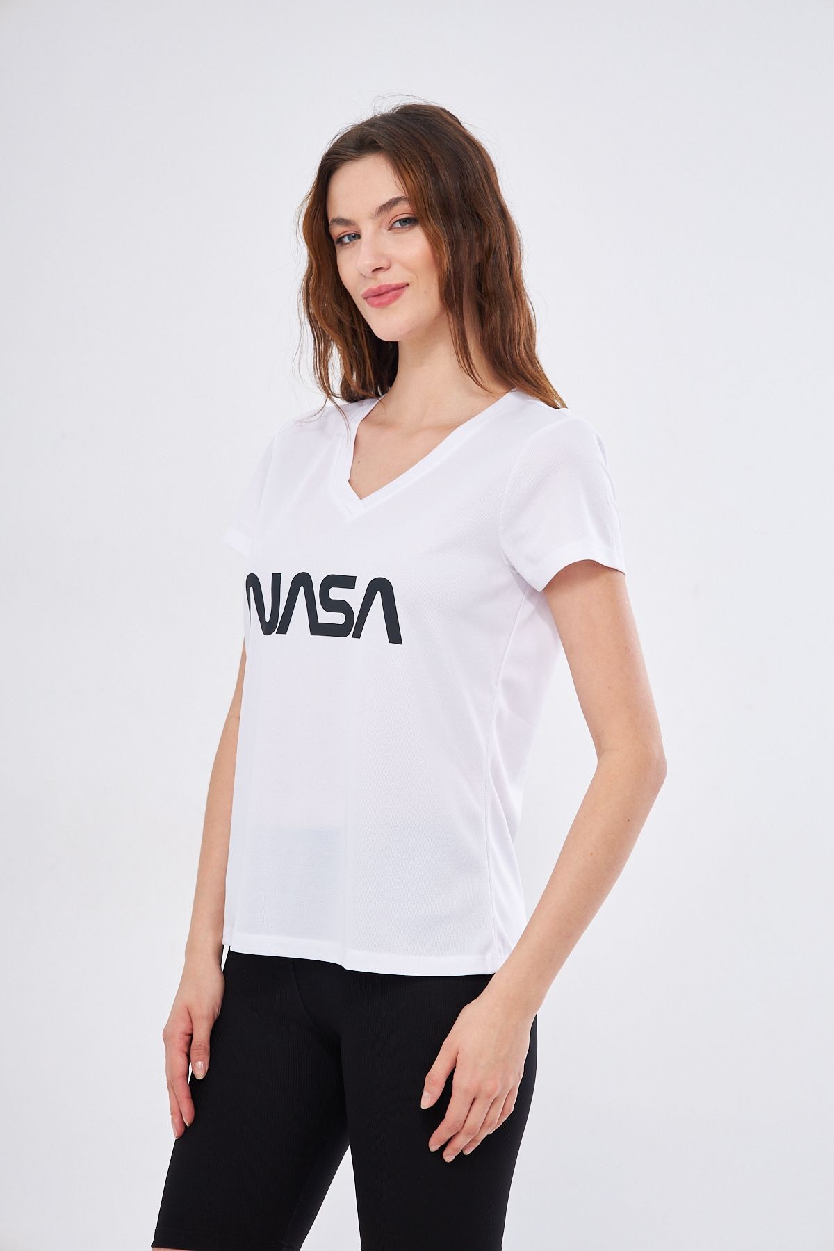 Spor T-shirt  Beyaz Renk V Yaka Nasa Baskılı