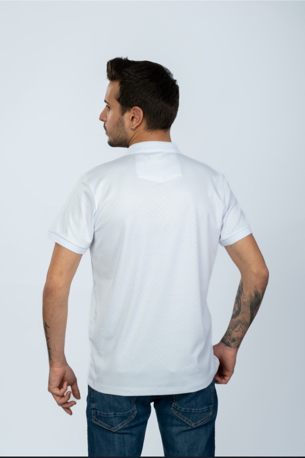 Beyaz Cepli Polo Yaka Desenli T-shirt