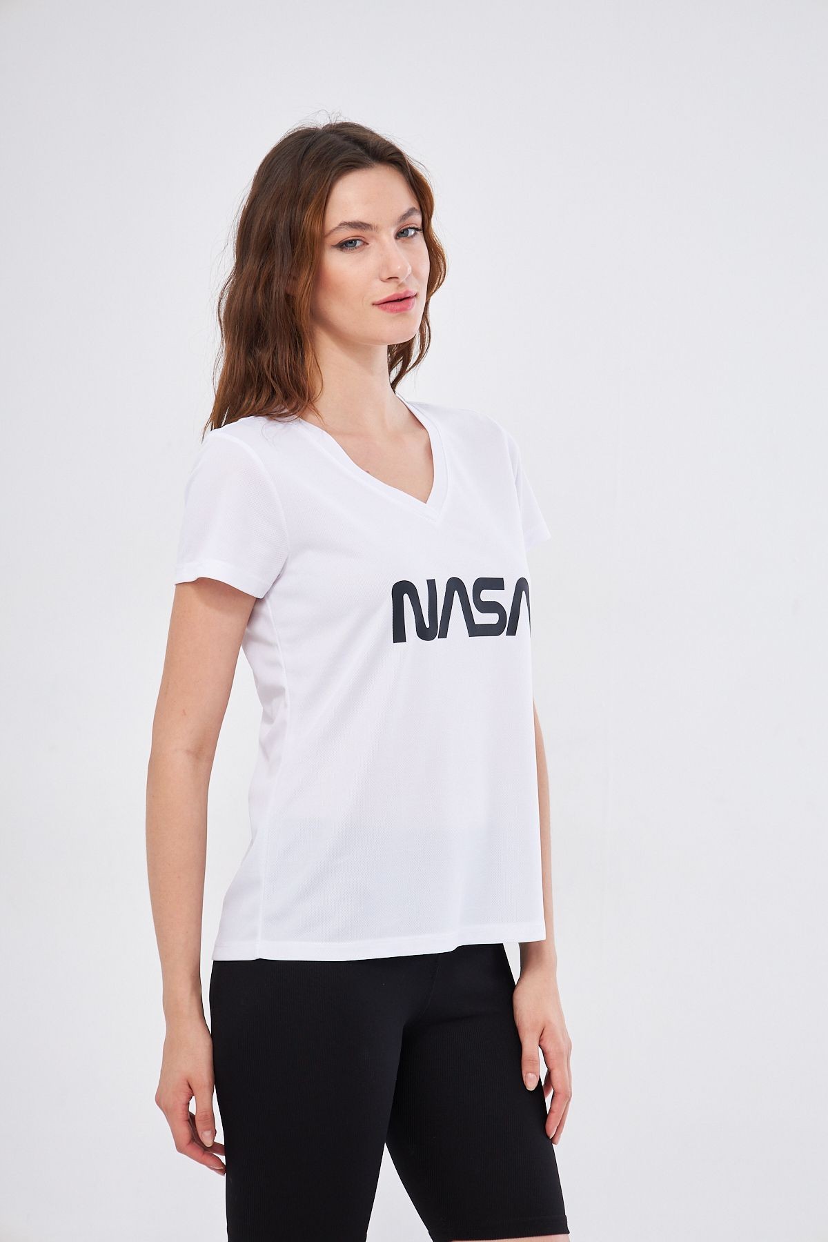 Spor T-shirt  Beyaz Renk V Yaka Nasa Baskılı