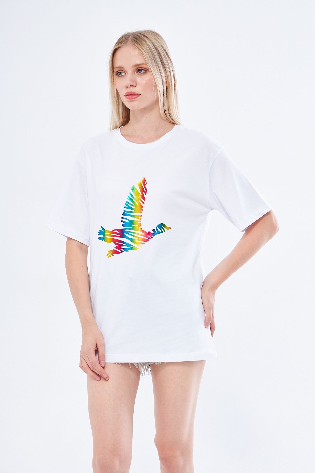 Beyaz Renk Oversize Renkli Kuş Baskılı T-shirt