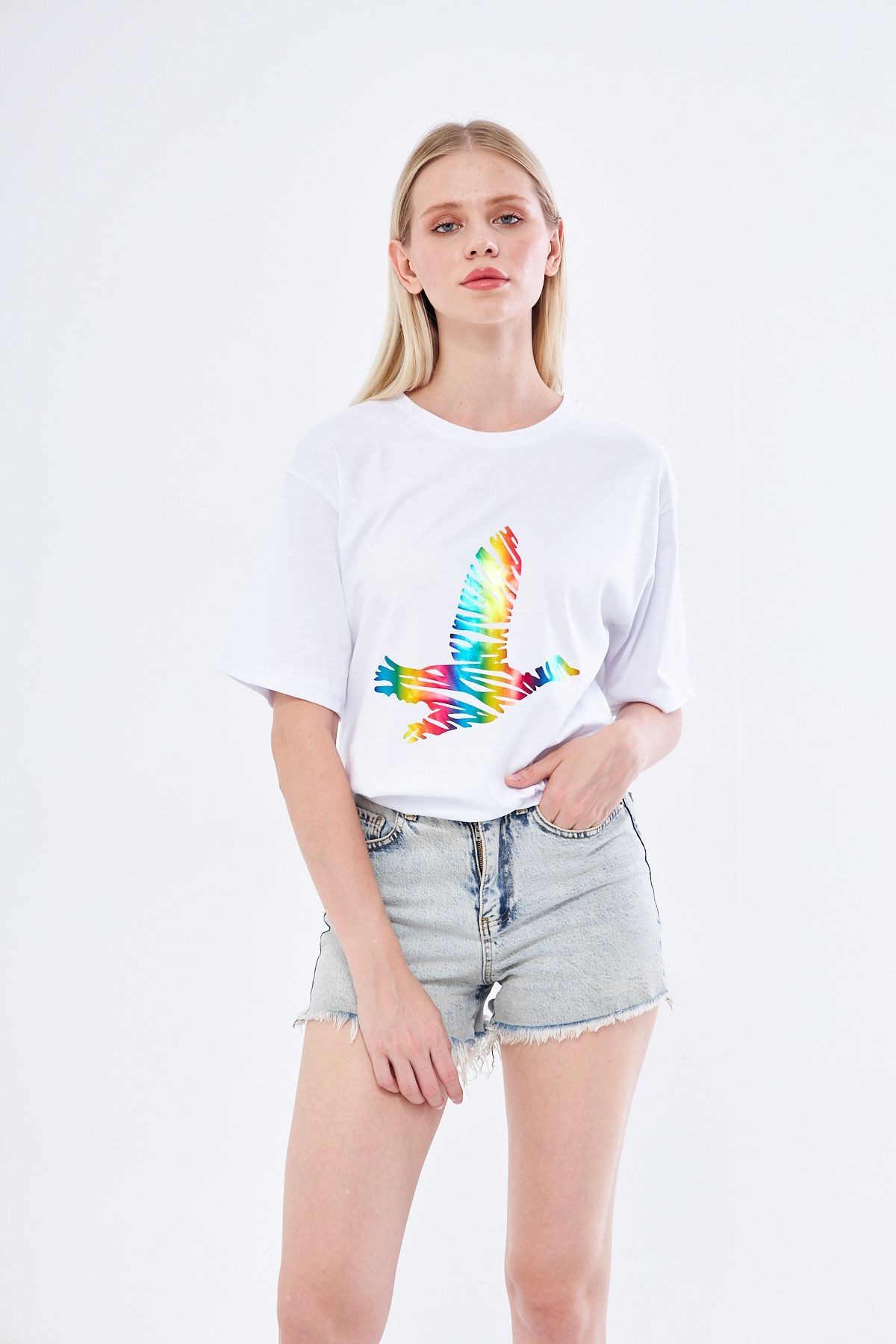 Beyaz Renk Oversize Renkli Kuş Baskılı T-shirt