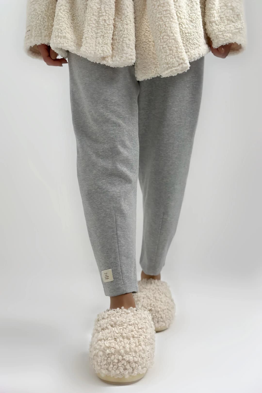 GREY CARROTS STRAIGHT PANTS