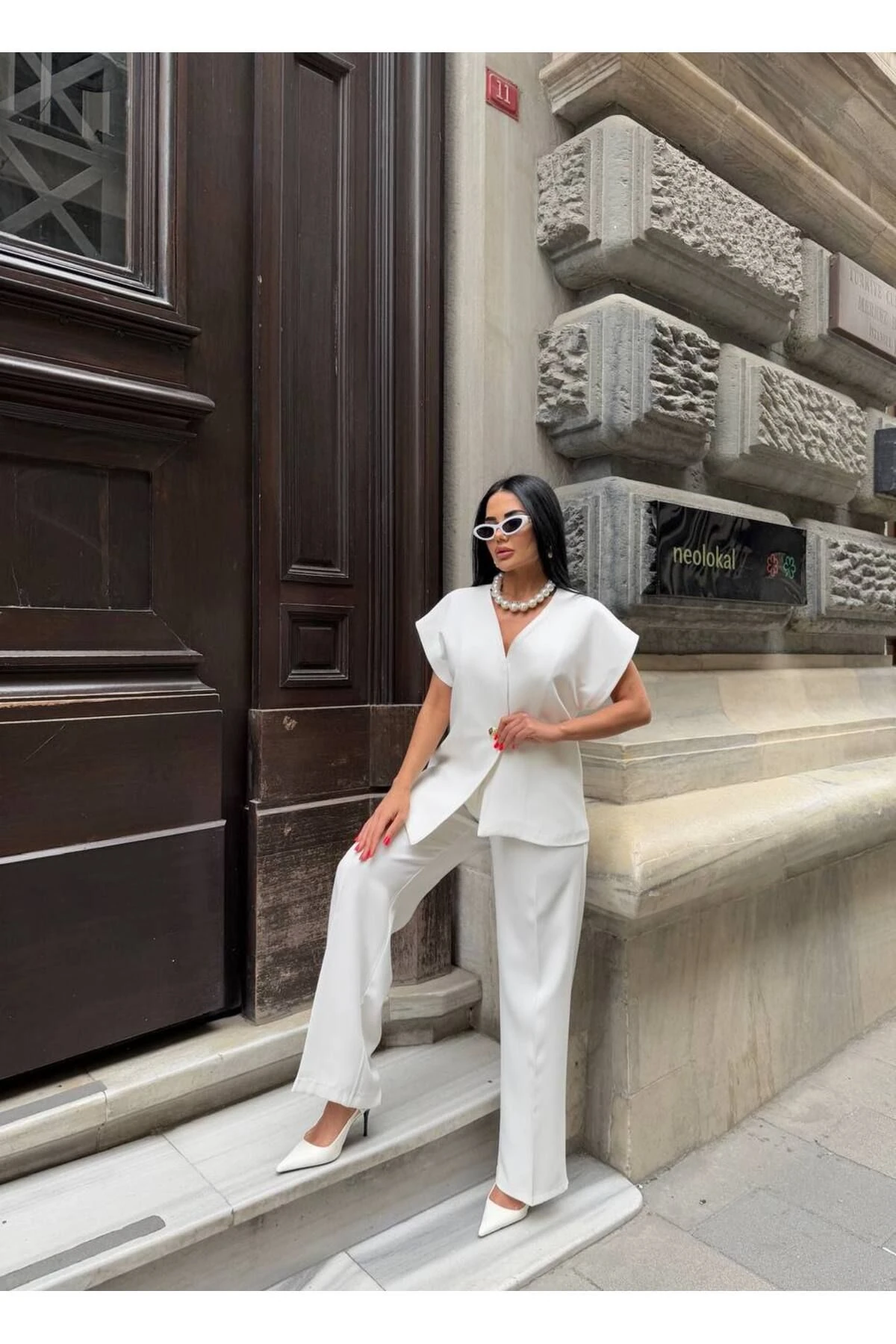 Kadın Beyaz Gold Düğme Detaylı Özel Tasarım Yelek Pantolon İkili Takım