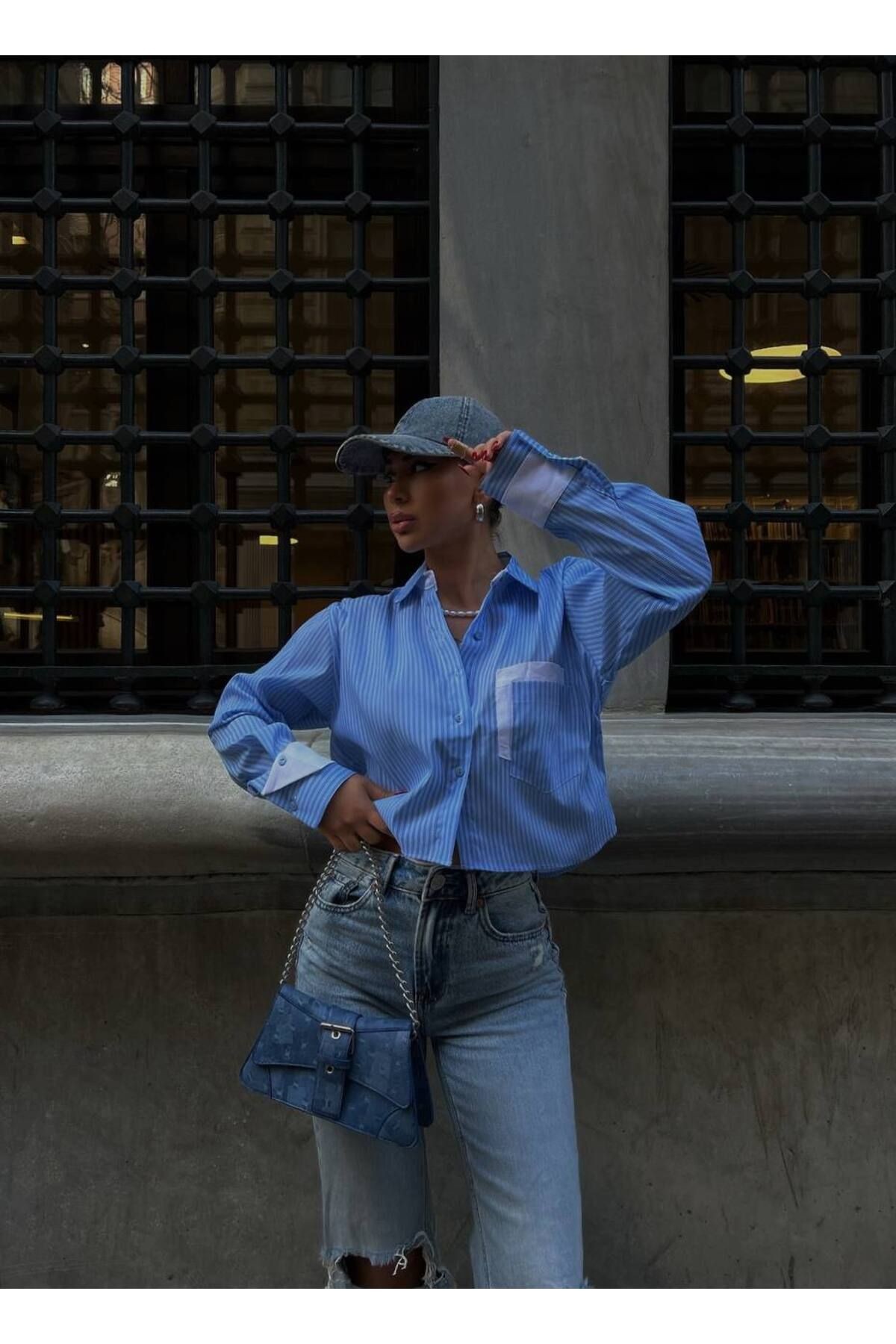 Kadın Crop Gömlek Cep Detaylı Özel Tasarım Dikey Çizgili Poplin Kumaş Mavi Renk